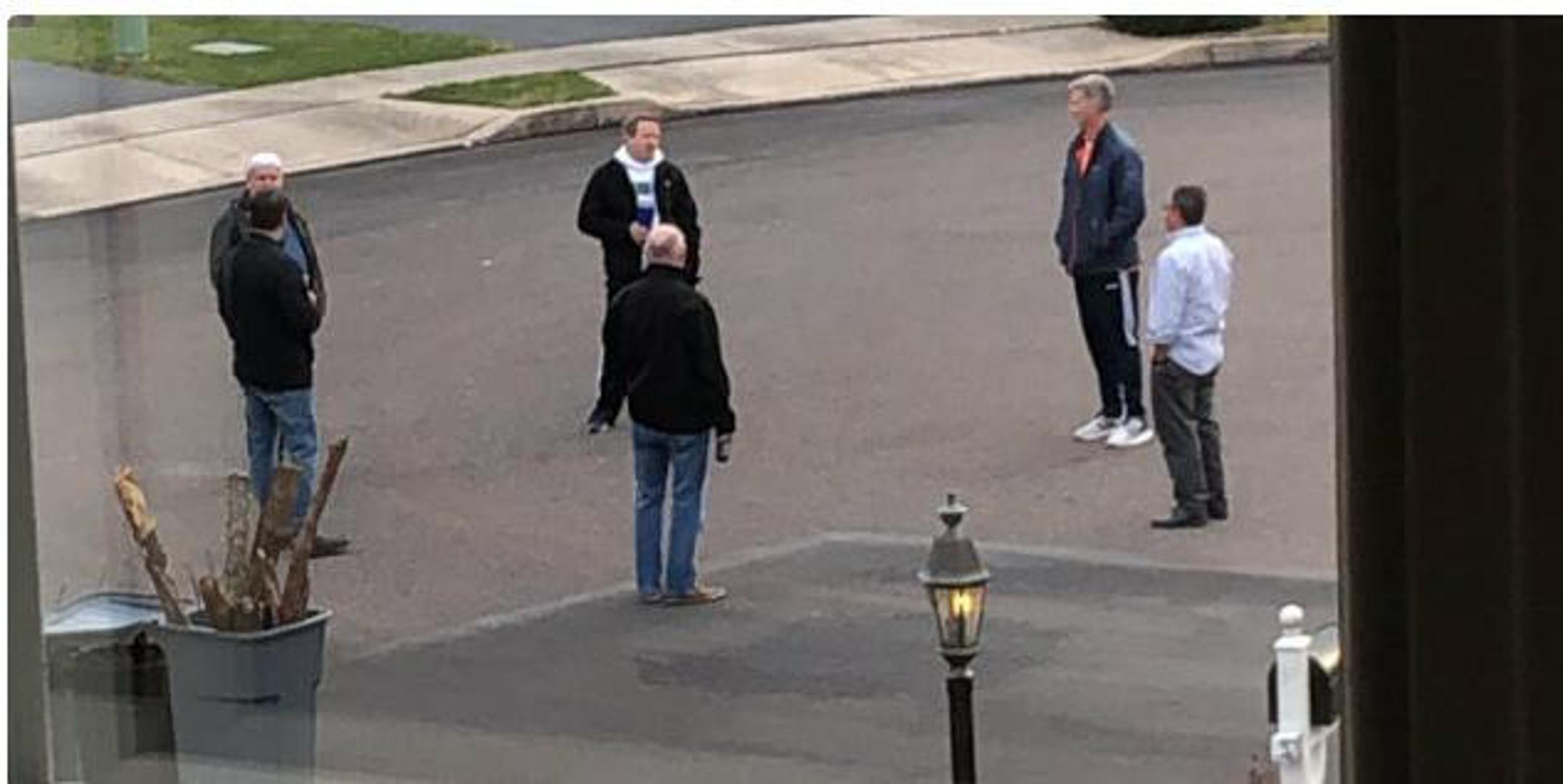 Za vrijeme opreza zbog širenja koronavirusa, ljudi provode takozvano socijalno distinciranje, gdje se druže, ali ne bliže od jednog metra. Tako su ovi očevi i susjedi održali svoje druženje na primjerenom razmaku.