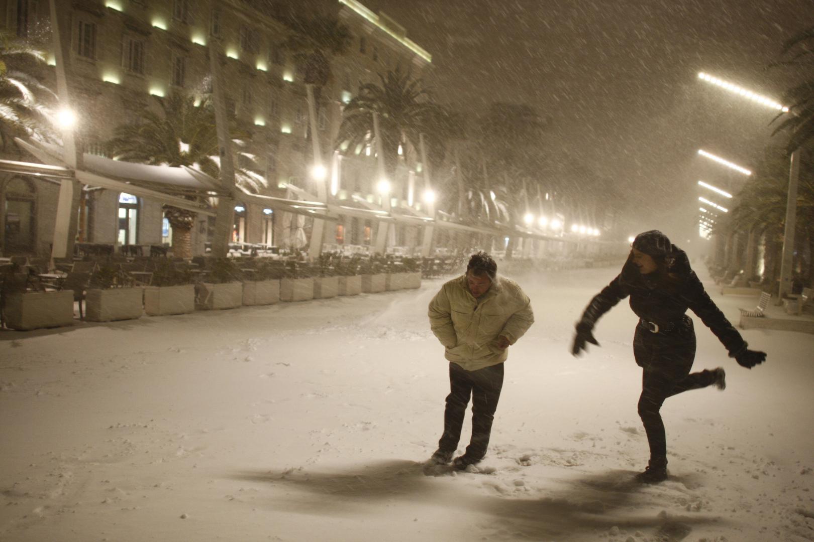03.02.2012., Split - Grad se probudio pod bijelim pokrivacem i na -4 stupnja sto je bilo dovoljno da se proglasni "snjezni dan". Vrtici, skole, kao i institucije imaju opravdanje od gradonacelnika zbog neradnog dana, a gradjanima je savjetovano da ostanu u toplim domovima. Nocno grudanje na rivi. rPhoto: Ivo Cagalj/PIXSELL