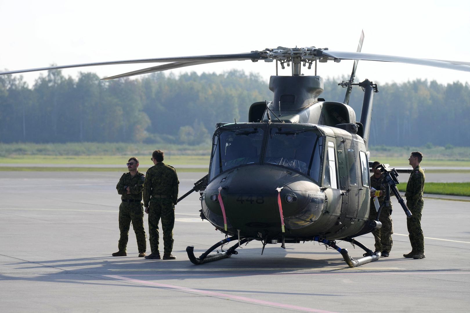 Latvijski državni tajnik za obranu Airis Rikveilis istaknuo je u Lielvārdeu potrebu za pripremom uz potporu NATO-a „dok se prijetnje nastavljaju razvijati“, posebno uoči parlamentarnih izbora. Istodobno je upozorio da same sposobnosti nisu dovoljne. „Učinkovito odvraćanje i obrana zahtijevaju specijalizirano osoblje sposobno upravljati tim sustavima, integrirati ih, raditi zajedno i održavati ih“, rekao je Rikveilis.