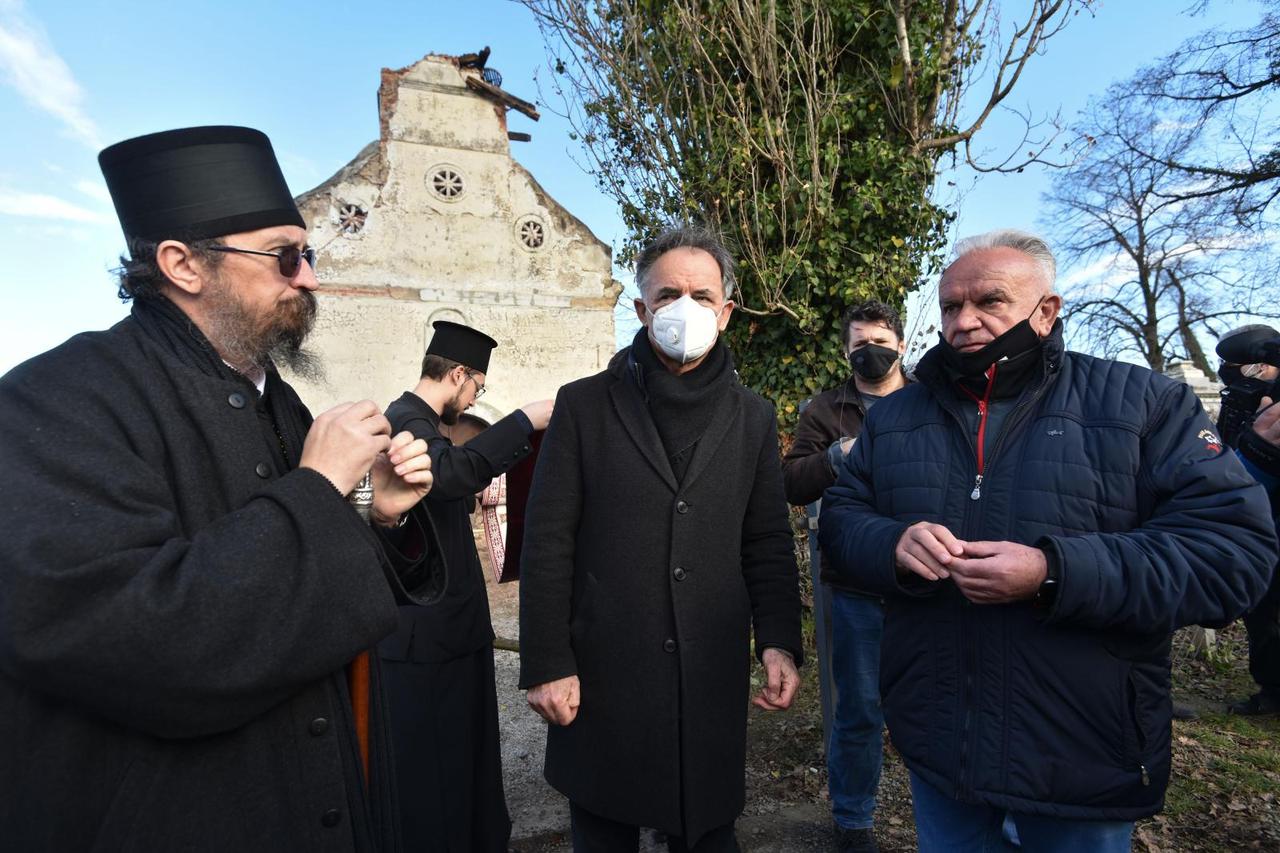 Petrinja: Kod potresom oštećene crkve sv. Nikole na pravoslavnom groblju obilježen Badnji dan