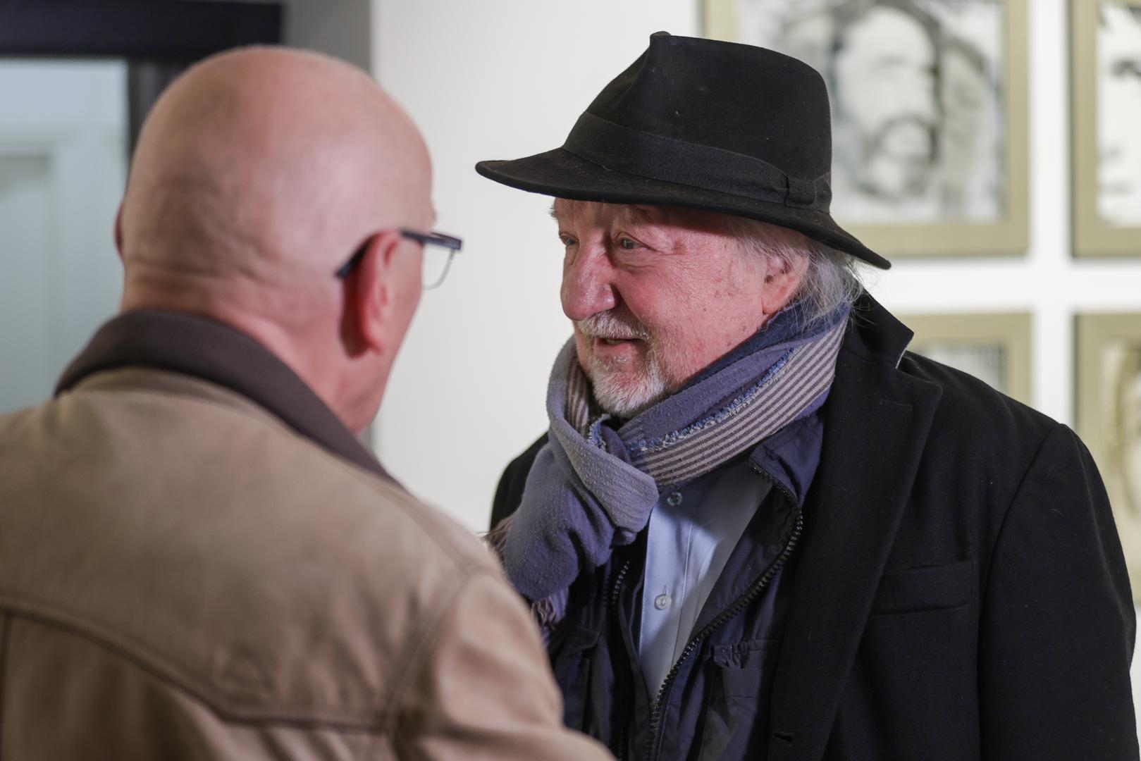 Ljudsko tijelo ključno je i u stvaralaštvu Darka Bakliže, koji istražuje formu, medij i odnos površine i bjeline. Analitički i konceptualni pristup razvija Vlado Martek spajajući riječ i sliku te propitujući značenje i slobodu izraza