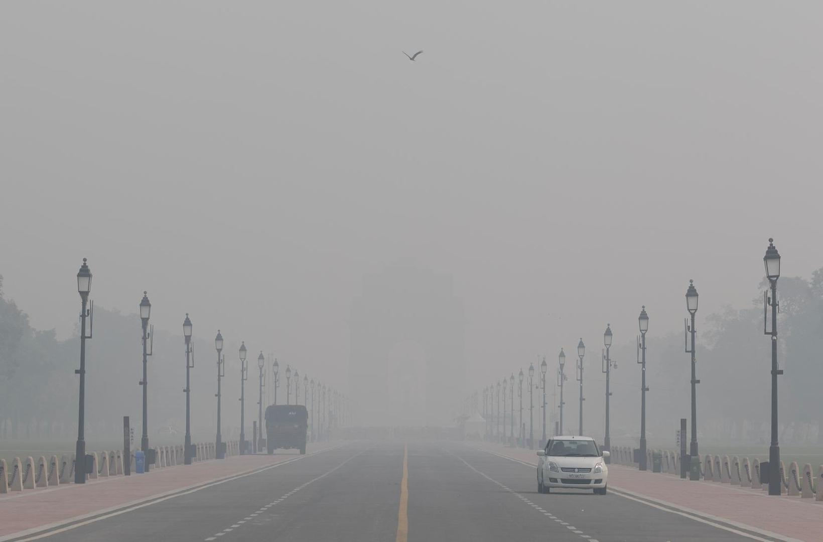A car drives past the India Gate amidst heavy smog in New Delhi, India, November 3, 2022. On November 3 at 11:00 IST, Major Dhyan Chand National Stadium, the closest monitoring station, registered a PM 2.5 reading of 453.        REUTERS/Adnan Abidi         SEARCH "ABIDI POLLUTION INDIA" FOR THIS STORY. SEARCH "WIDER IMAGE" FOR ALL STORIES. Photo: ADNAN ABIDI/REUTERS