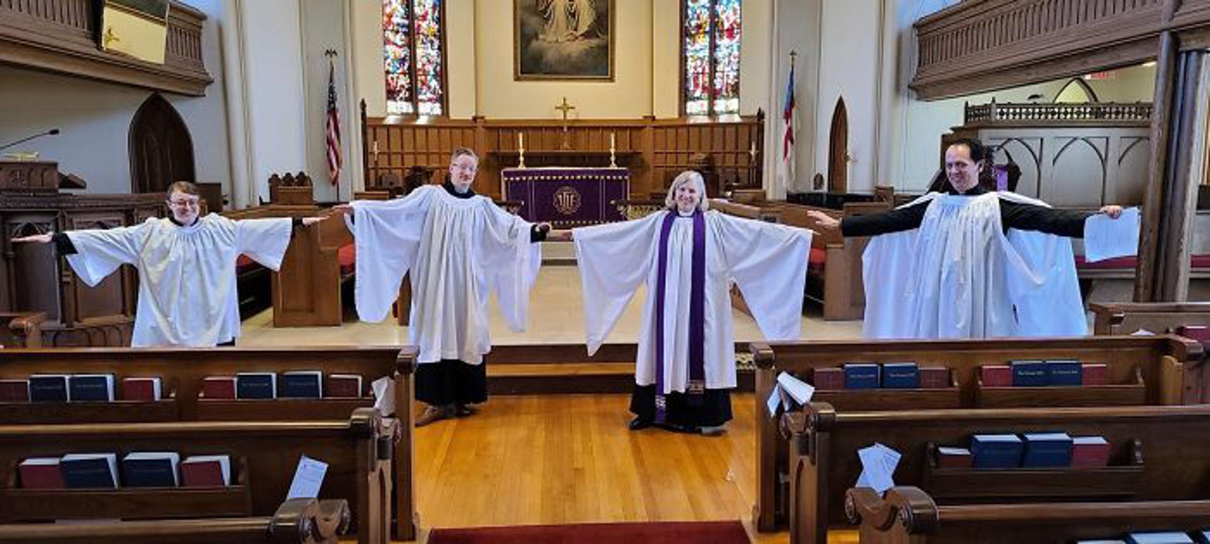 I svećenici se drže pravilnog razmaka od jednog metra, a misu prenose i preko online kanala.