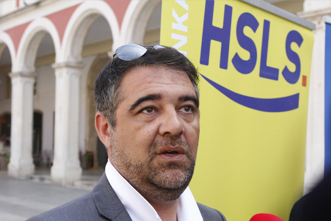 05.05.2015., Split - Na Prokurativama je odrzana konferencija za medije Inicijative Za uvodjenje skolskih uniformi. Ravnatelj OS Jurja Dalmatinca iz Sibenika Natko Duvnjak. Photo: Miranda Cikotic/PIXSELL