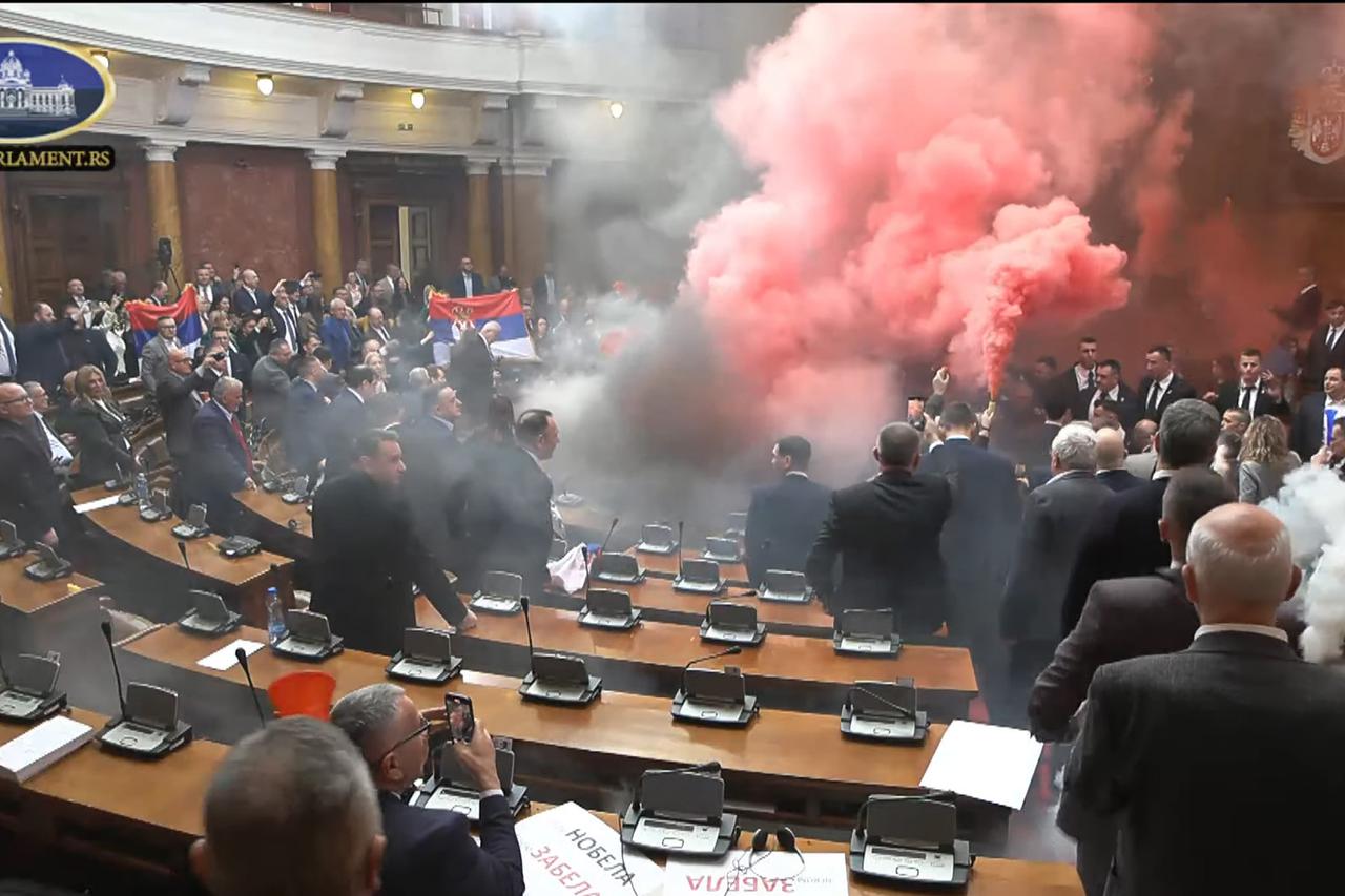 Beograd: Oporbeni zastupnici bacili su dimne bombe u parlamentu