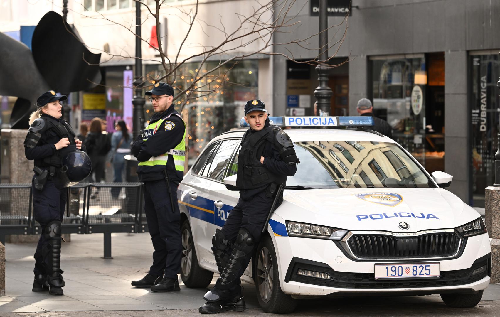 Prosvjed je započeo u 11 sati, a prostor je pod pojačanom prisutnošću policije.