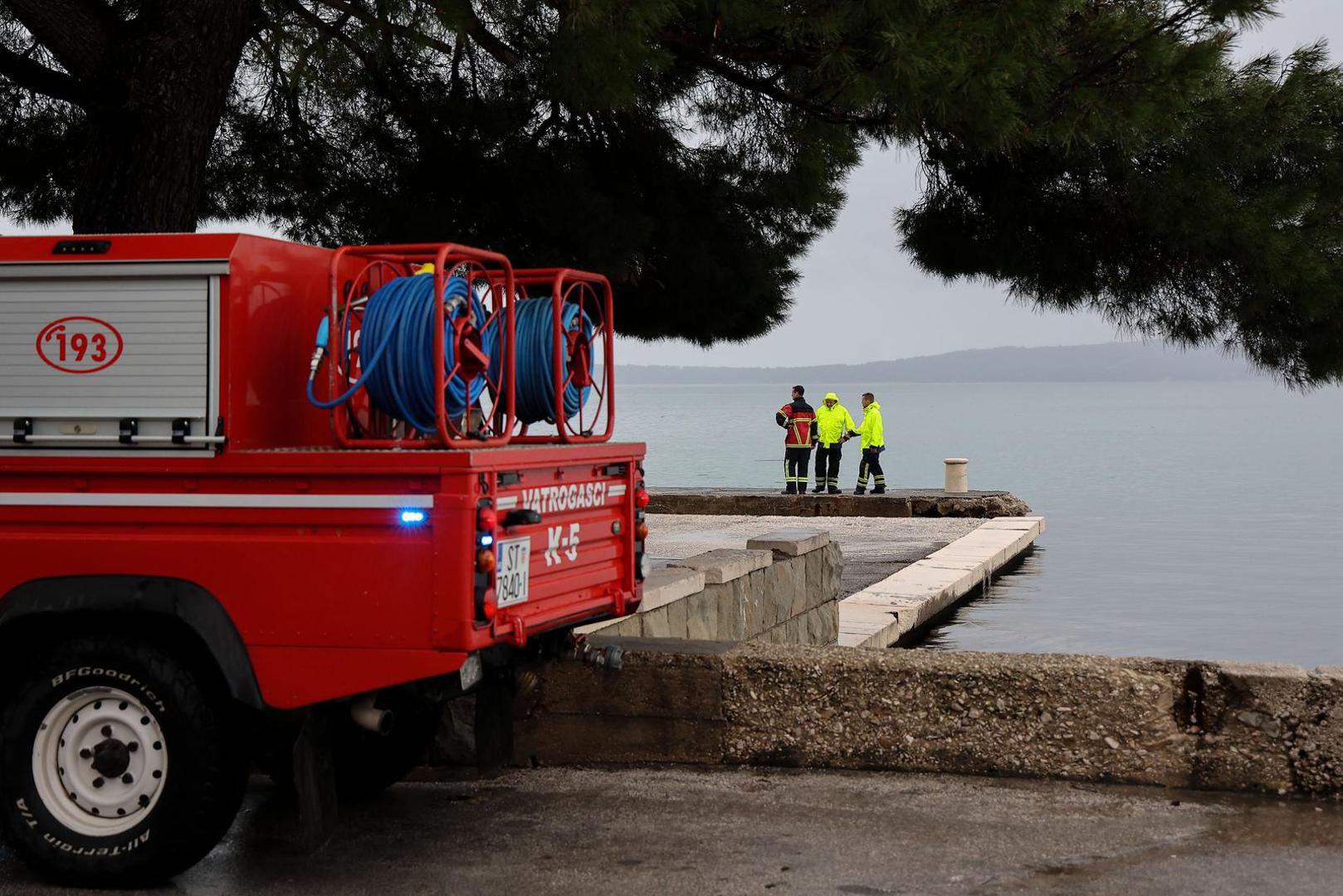 Iako se voda povukla, šteta je ostala, a mještani, ogorčeni na grad, sami čiste rivu jer vatrogasci ne stižu zbog brojnih drugih intervencija. 