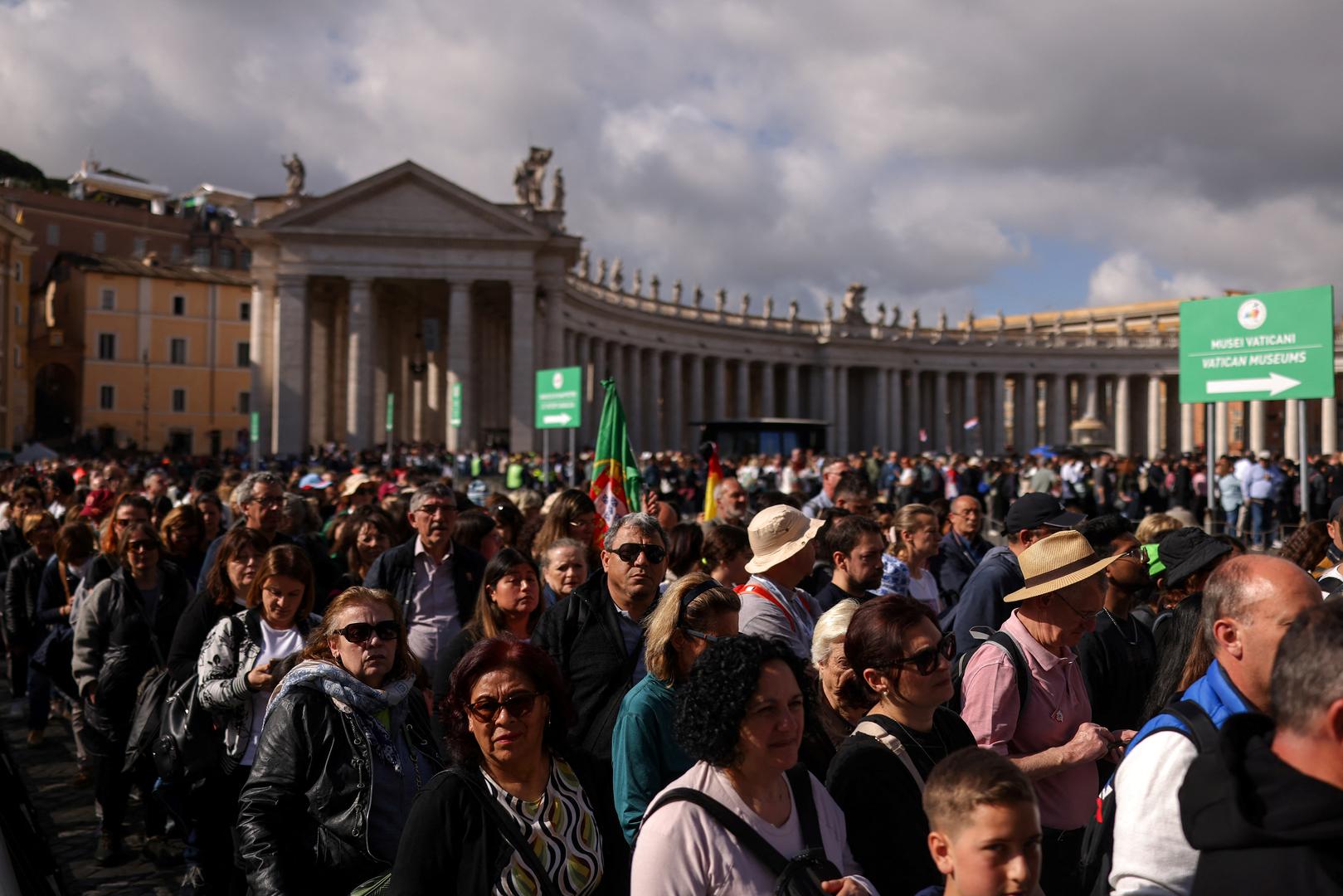 Tijelo 88-godišnjeg pape, koji je umro u ponedjeljak u svojim sobama u vatikanskom Domu sv. Marte nakon što je pretrpio moždani udar, u srijedu je u svečanoj procesiji preneseno u baziliku sv. Petra. Od tada se gotovo 130.000 ljudi iz cijelog svijeta oprostilo od Pape, priopćio je Vatikan.
– Čekamo satima i satima, ali ne osjećamo umor, ne osjećamo glad, ne osjećamo žeđ – rekao je brat Wando, 40-godišnji brazilski kapucinski redovnik.