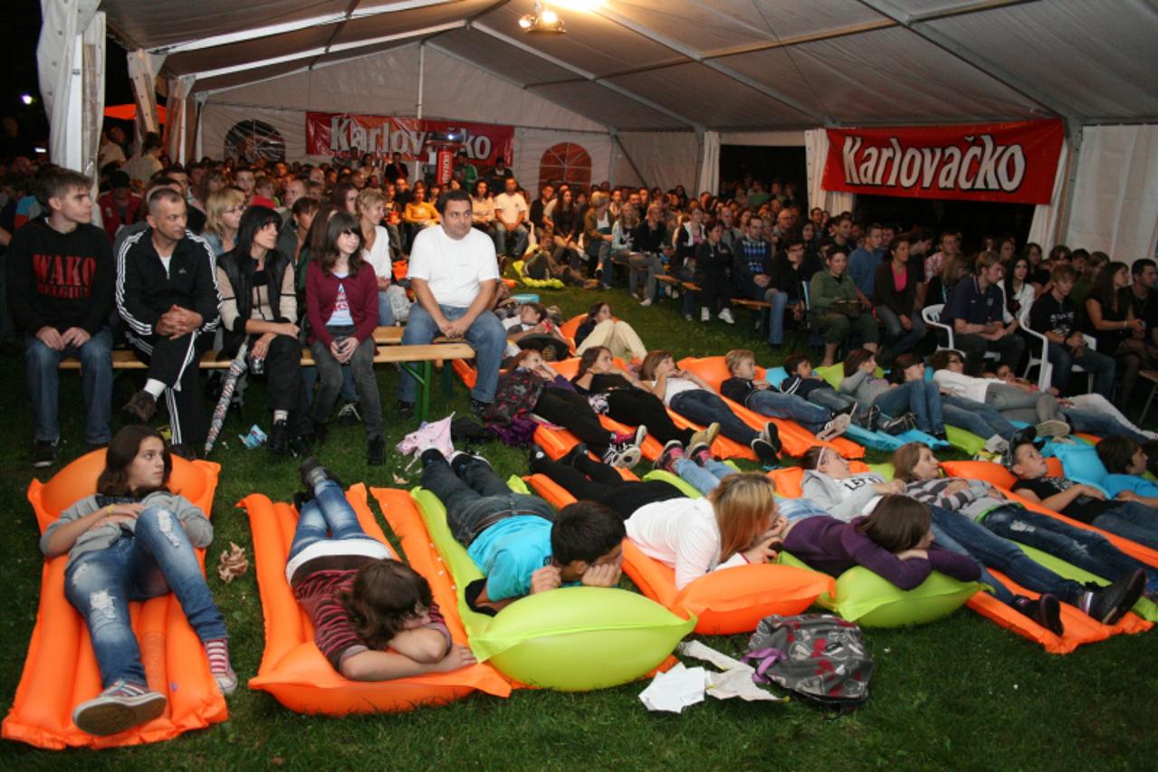 '30.07.2011.,Karlovac- 2. dan rijecnog kina na Foginovom kupalistu. Unatoc losijem vremenu i unatoc tome da se kino odrzavalo u satoru umjesto na otvorenom,kino je bilo popunjeno do maksimalnog kapaci