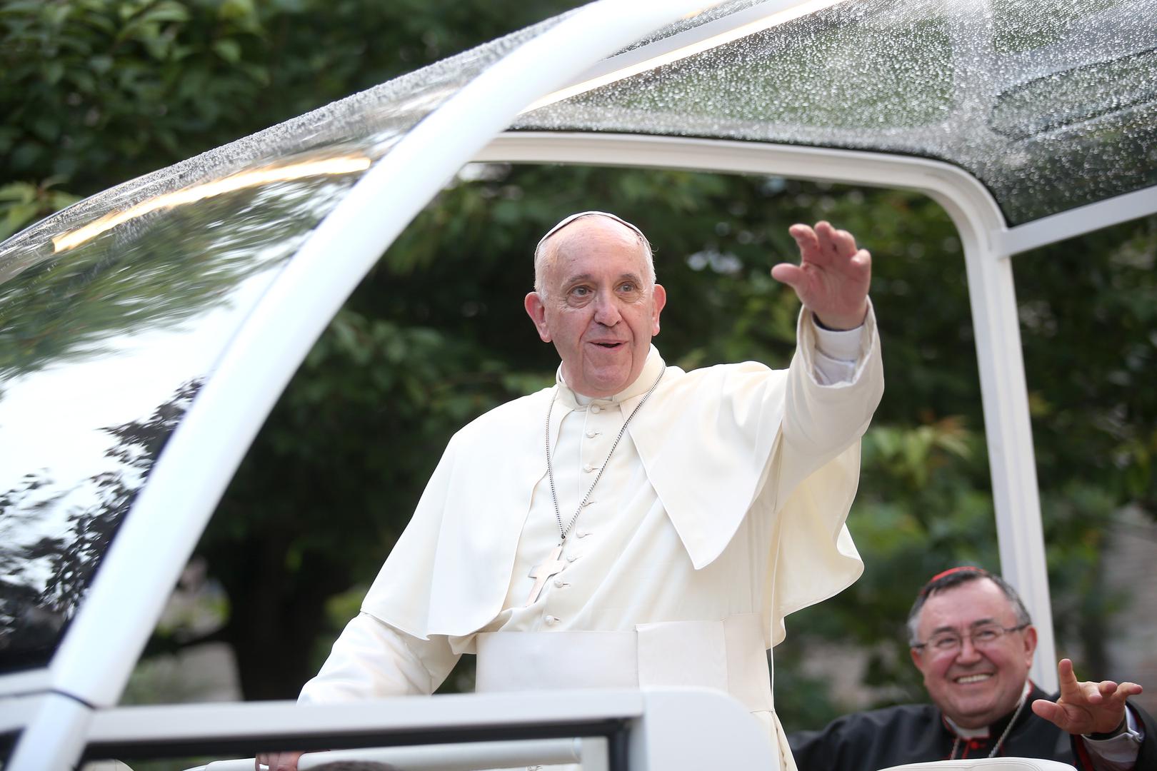 "Papa Bergoglio došao je u Sarajevo kao 'hodočasnik mira i nade' i na stadionu Koševo poručio je: 'Nikad više rata'", podsjeća portal sarajevskog Dnevnog avaza.

Piše kako je papa Franjo u Sarajevo stigao potpuno posvećen miru i pri tom istaknuo kako su taj grad kao i cijela BiH sastavni dio Europe. On je tada pozvao međunarodnu zajednicu, a posebice Europsku uniju, da zajedno rade na promicanju integracije i promjene, te traže učinkovita i originalna rješenja za probleme i liječe najdublje rane kroz put koji čisti sjećanje i daje nadu u budućnost.