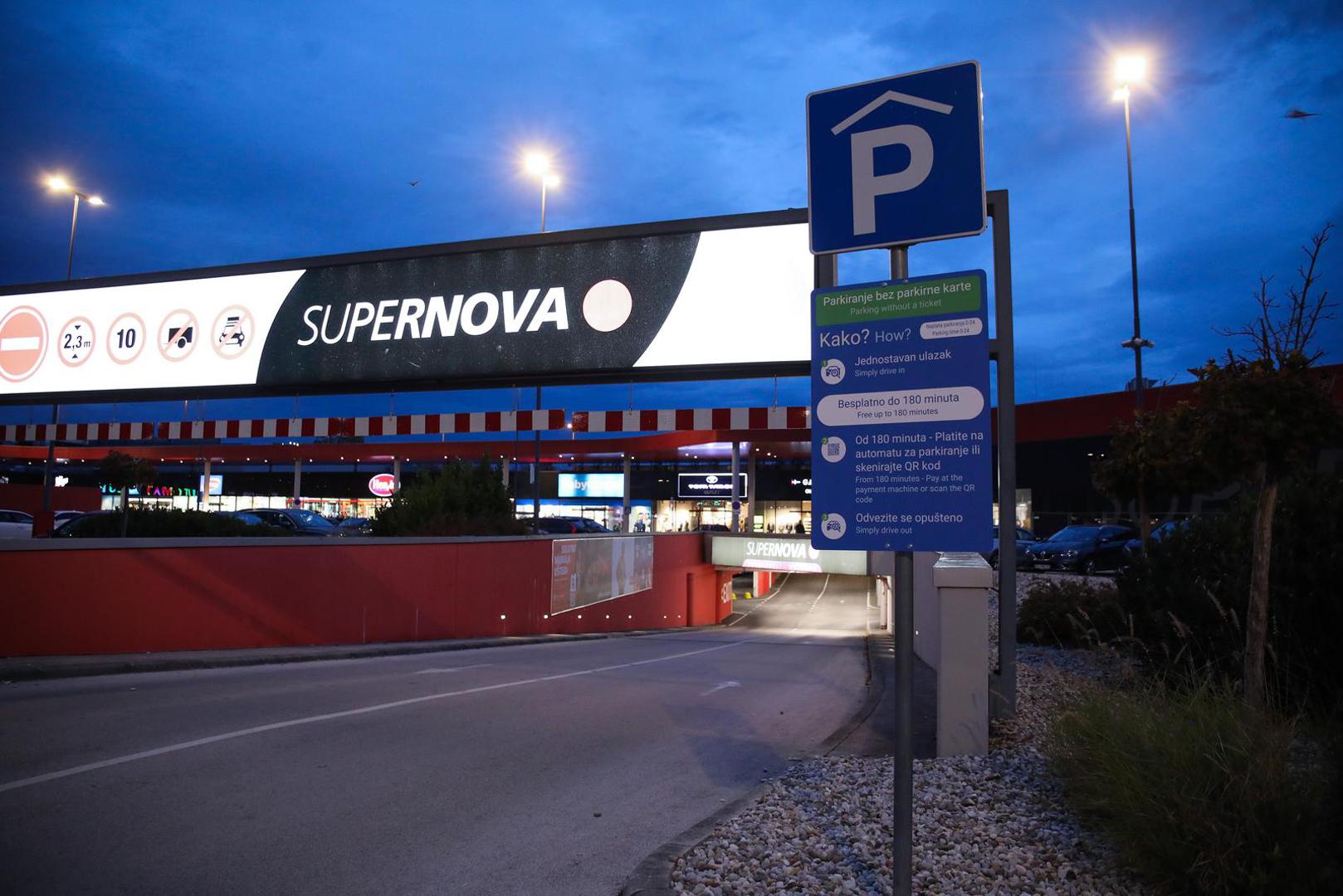 Za razliku od mnogih drugih trgovačkih centara, umjesto rampe, uveli su moderniji sustav koji automatski snima registarsku oznaku automobila i obračunava koliko dugo vozilo boravi na parkingu.