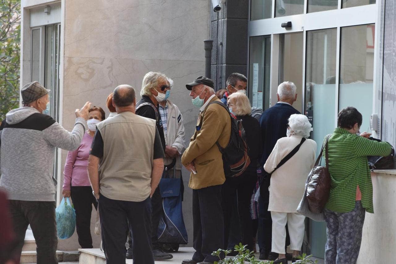 Šibenik: Početkom mjeseca stvaraju se velike gužve ispred banaka zbog isplate mirovina