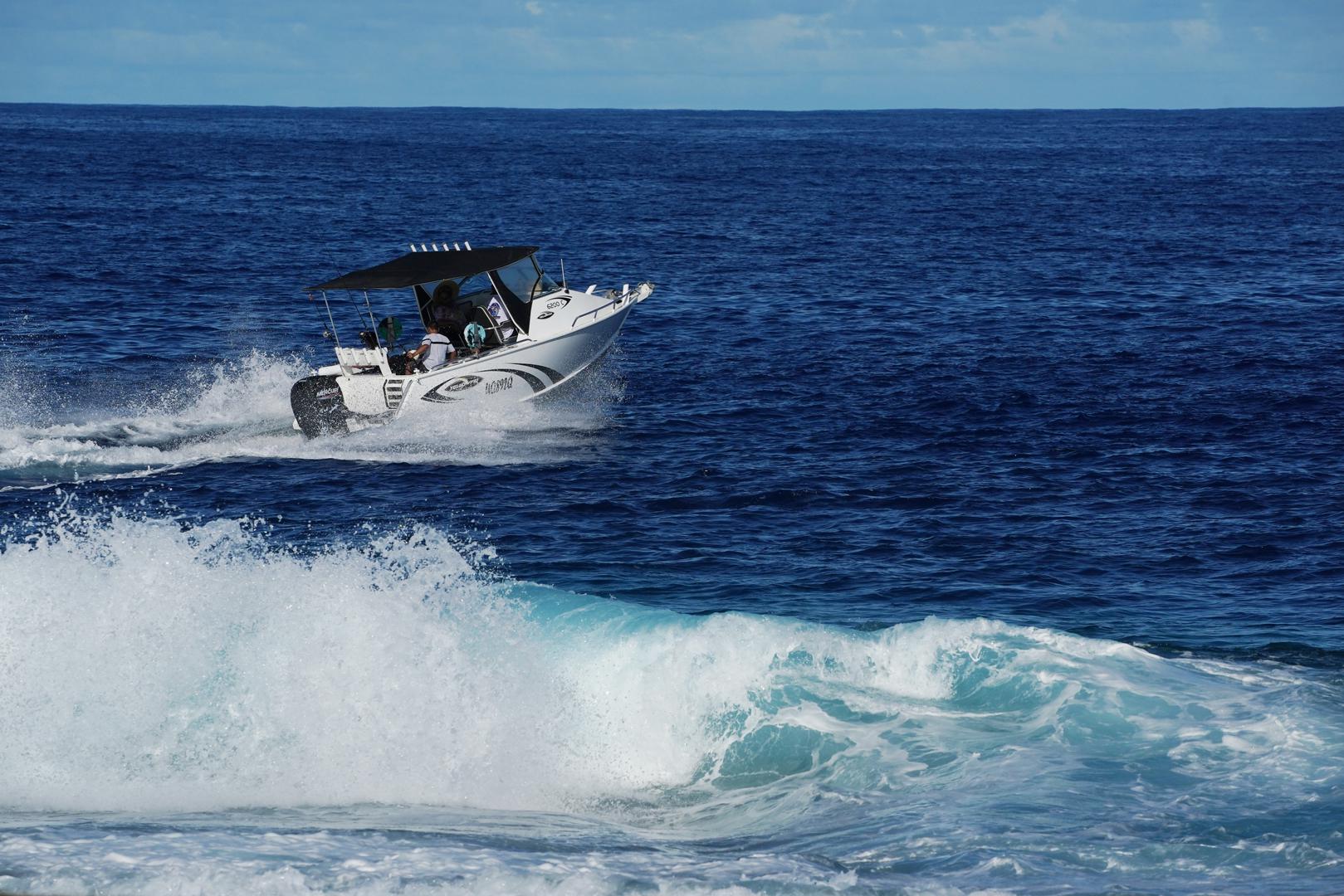 (240118) -- YAREN, Jan. 18, 2024 (Xinhua) -- A yacht sails on the sea in a bay in the Republic of Nauru, Jan. 18, 2024. (Xinhua/Wang Shen) Photo: Wang Shen/XINHUA