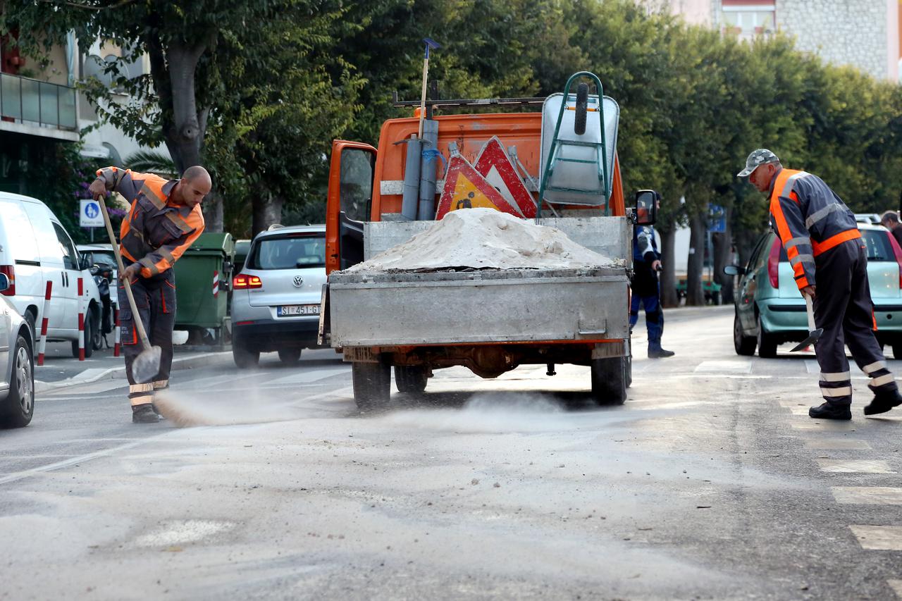 Šibenik: Prolivena nafta na cesti izazvala manje teškoće u prometu, kako za vozila, tako i za pješake