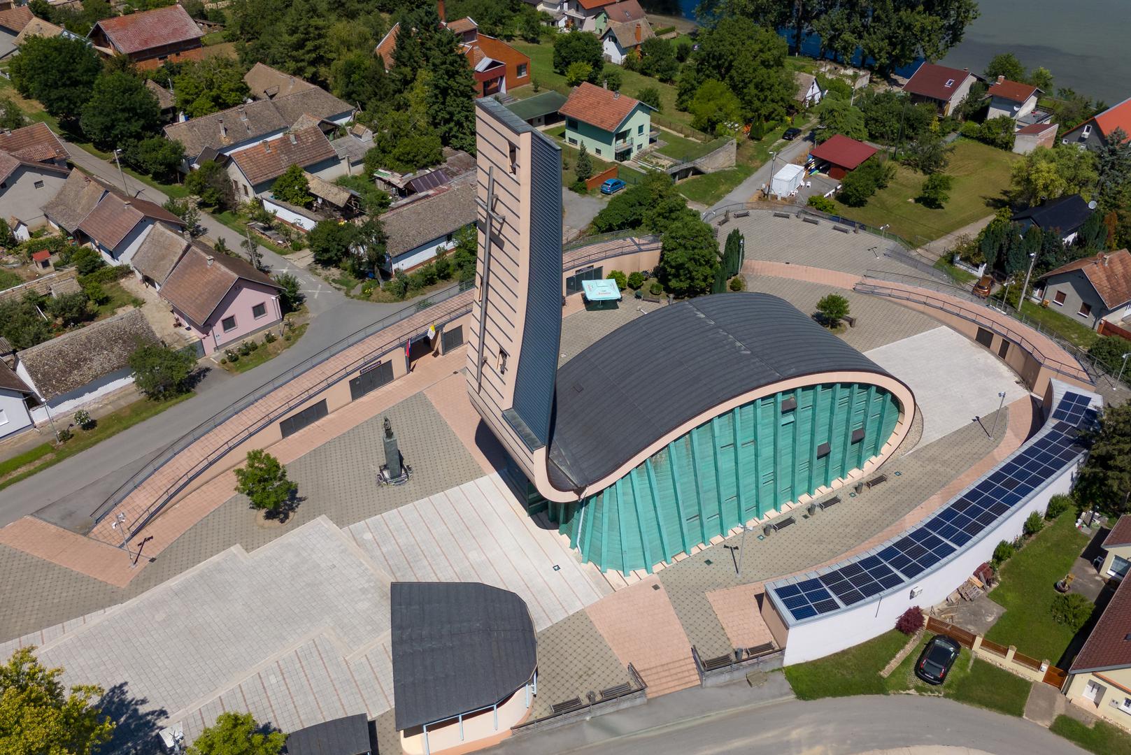 Ovo je najznačajnije marijansko svetište u Slavoniji, smješteno je na desnoj obali rijeke Dunav, na nadmorskoj visini od 93 metra. 