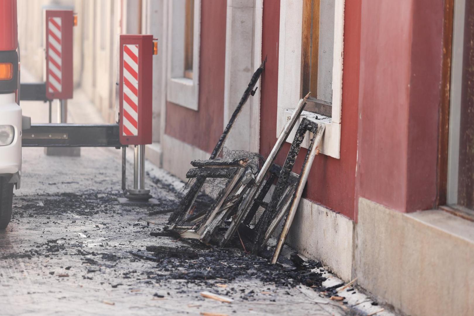 15.06.2021.Zadar- U centru Zadra izbio je pozar u stanu na drugom katu.Vatrogasci su na terenu
 Photo: Marko Dimic/PIXSELL