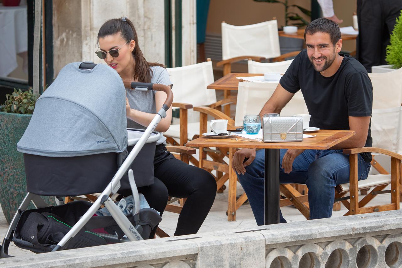 Dubrovnik: Marin Čilić sa suprugom Kristinom i sinom prošetao i popio kavu na Stradunu