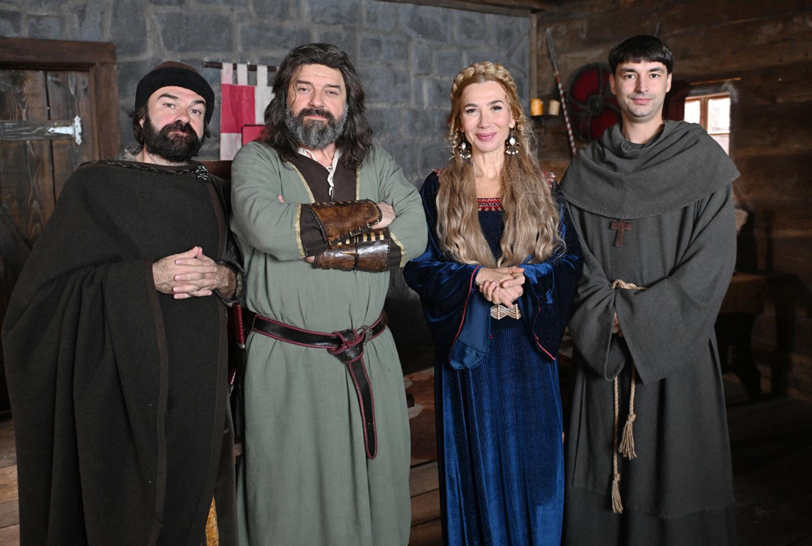 Ozren Grabarić koji ponovno tumači pohlepnog Slavomira dodaje kako je serija satira na današnje društvo. „Moj lik još je pohlepniji, ta grabež je jedna vječna tema. On je i dalje u svojim spletkama na dvoru, upada u nedaće. Kao desna ruka kneza, on  služi i kao pokretač radnje“, rekao je Grabarić.