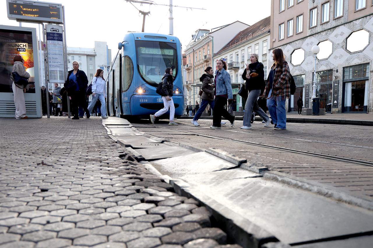 Zagreb: Jako oštećene ploče na Trgu bana Jelačića