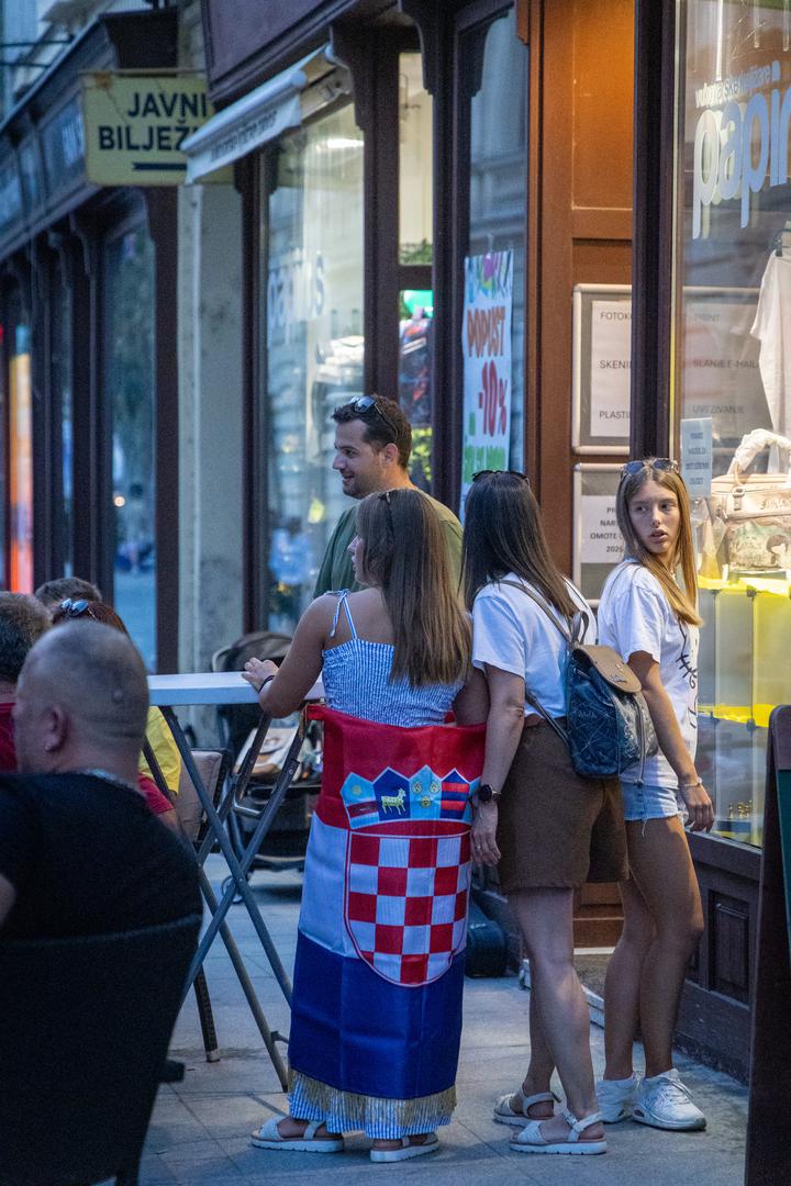 Fotografije iz Vukovara pokazuju i sve veći broj ljudi na ulicama. Posjetitelji pristižu u grad, okupljaju se u središtu i u blizini prostora na kojem će se održati koncert, a među njima su brojni Thompsonovi obožavatelji koji su u Vukovar stigli dan ranije.