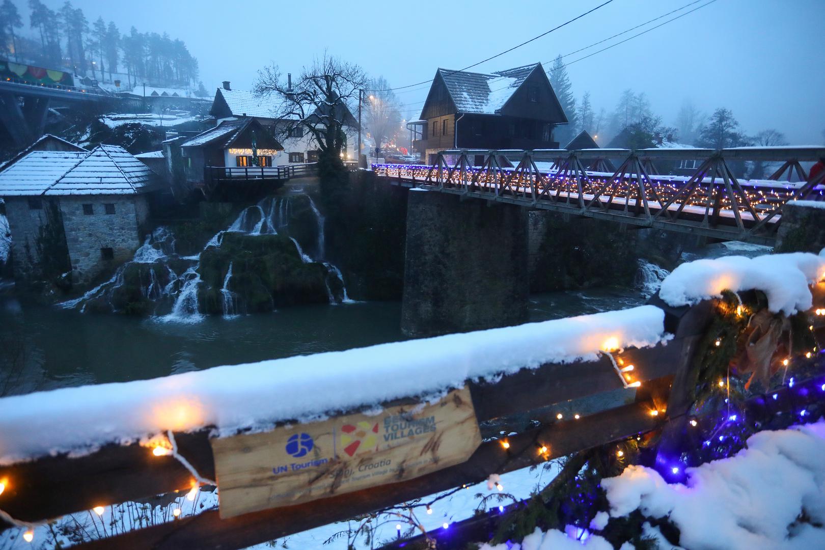 Tu je i snijeg koji je padao posljednjih dana, tako da Slunj Rastoke neodoljivo izgledaju kao hrvatska Laponija! Inače, svi ljubitelji Adventa moći će okićene mostove Rastoka obići sve do kraja godine kada se očekuju božićna i novogodišnja događanja.

