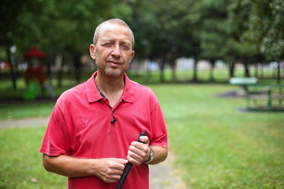 Zagreb: Slijepi prof. Željko Brdal predaje povijest i vodi šahovsku školu u OŠ Dugave