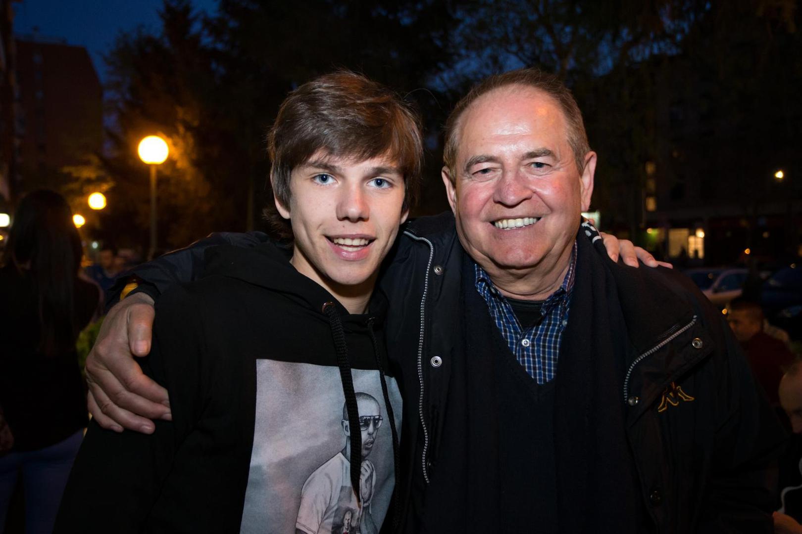14.04.2015., Zagreb -  Nogometas GNK Dinamo, Ante Coric proslavio je 18. rodjendan s obitelji i prijateljima u Caffe baru Play u Srediscu. Ante Coric, Slaven Zambata. 
Photo: Davor Puklavec/PIXSELL