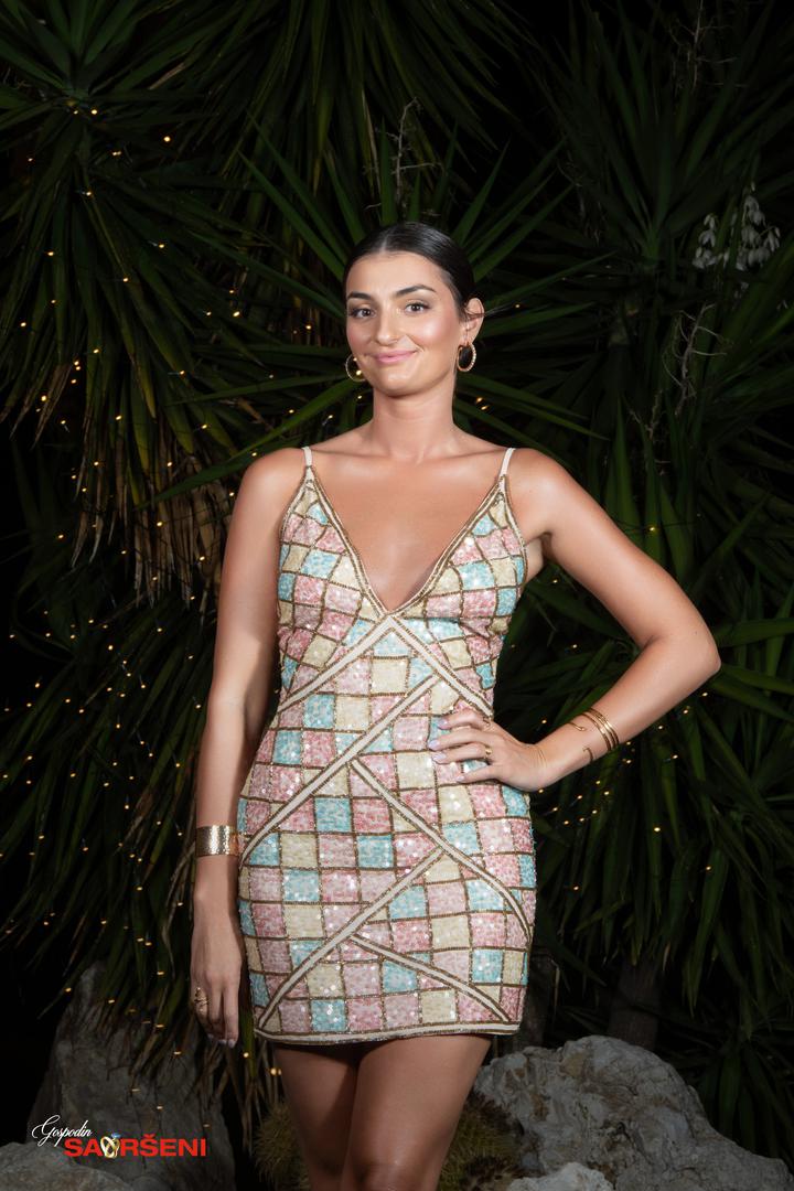 Maja Grintal (27) dolazi iz Slovenije i uspješna je savjetnica za intimne odnose, gdje spaja ljubav prema osobnom razvoju, tijelu, seksualnosti i dubljem razumijevanju veza. Još od malih nogu, prijatelji i suigrači dolazili su joj po savjete u vezi s vezama i seksualnošću, a Maja je uvijek znala kako im pomoći. Isprva je vjerovala da će njezina budućnost biti u svijetu košarke i make upa, no njezin je put neočekivano skrenuo kad je otkrila podcast koji se bavio temama intimnih odnosa i seksualnosti.