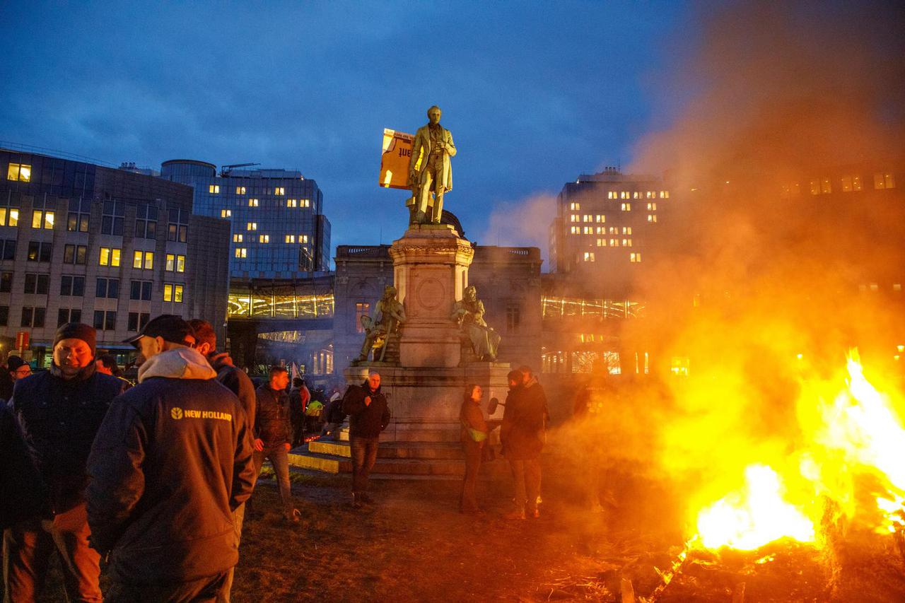 Nezadovoljni poljoprivrednici traktorima stigli u Bruxelles