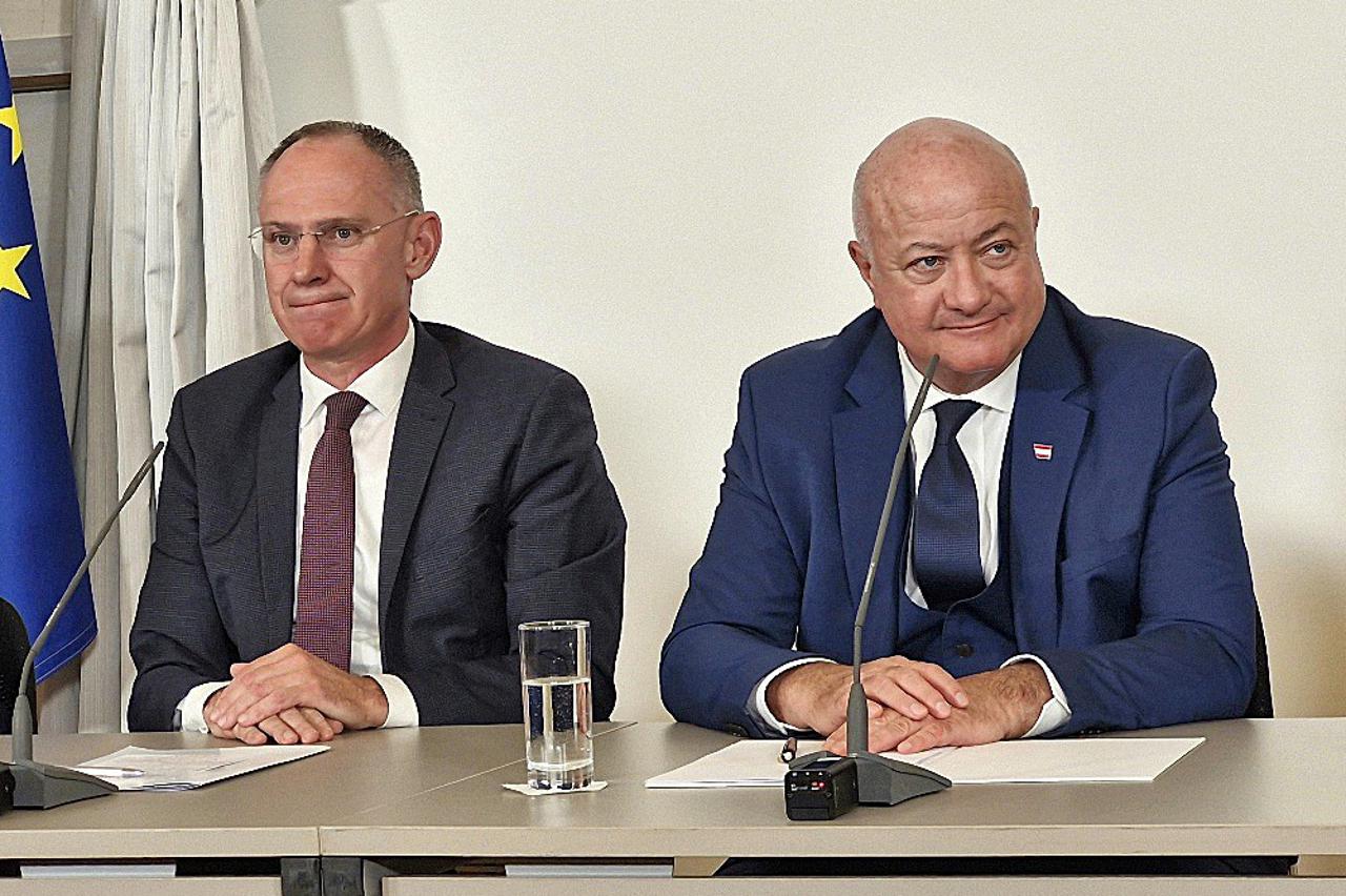 Ministar unutarnjih poslova Karner (lijevo) i kancelar Stocker
