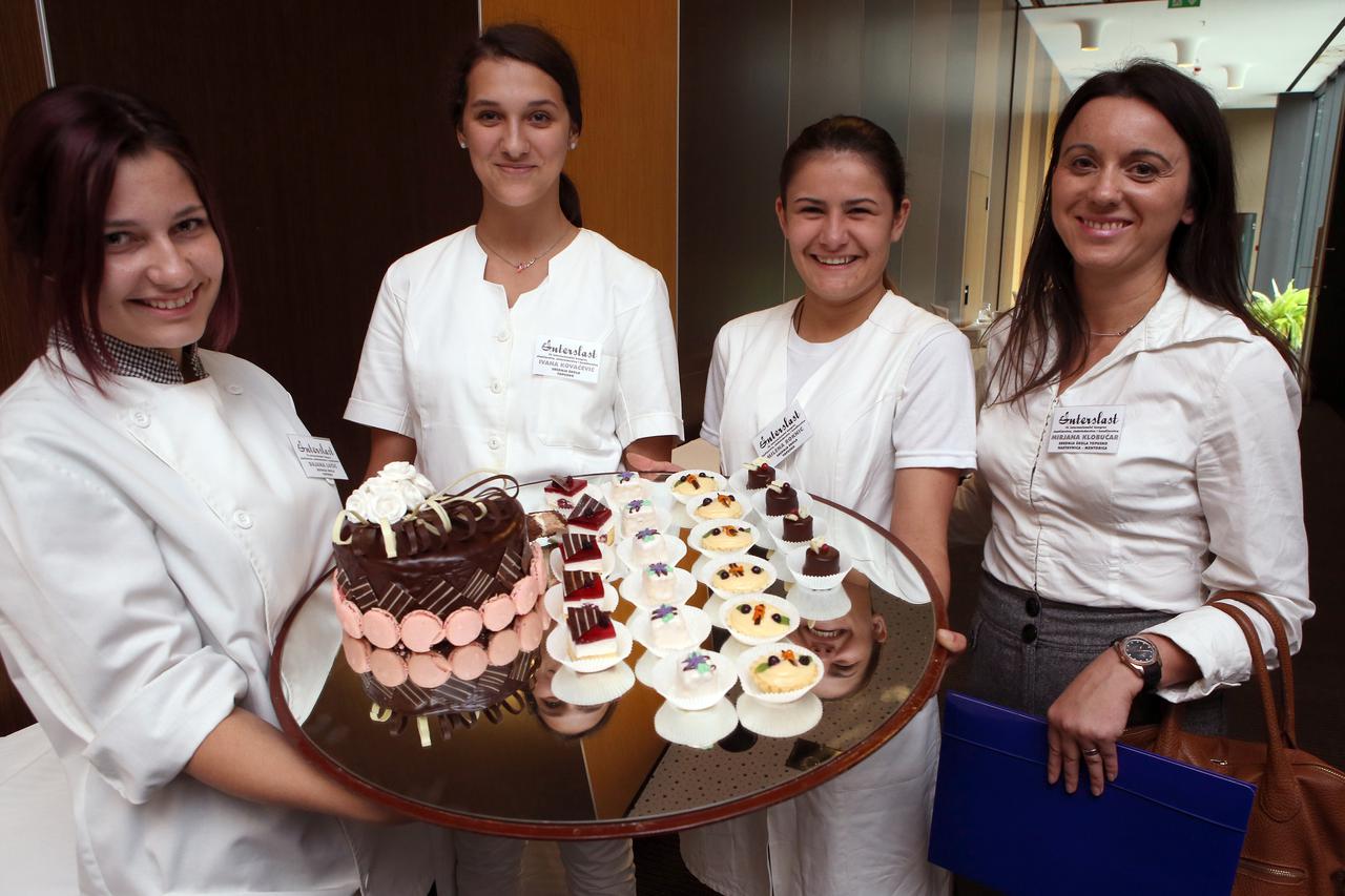 14.10.2015., Tuheljske toplice - U hotelu Terme odrzava se VI. Interslast, internacionalni kongres slasticarstva, sladoledarstva i konditorstva. Ucenice srednje skole Topusko Dajana Lucic, Milena Roknic, Ivana Kovacevic s mentoricom prof. Mirjanom Klobuca