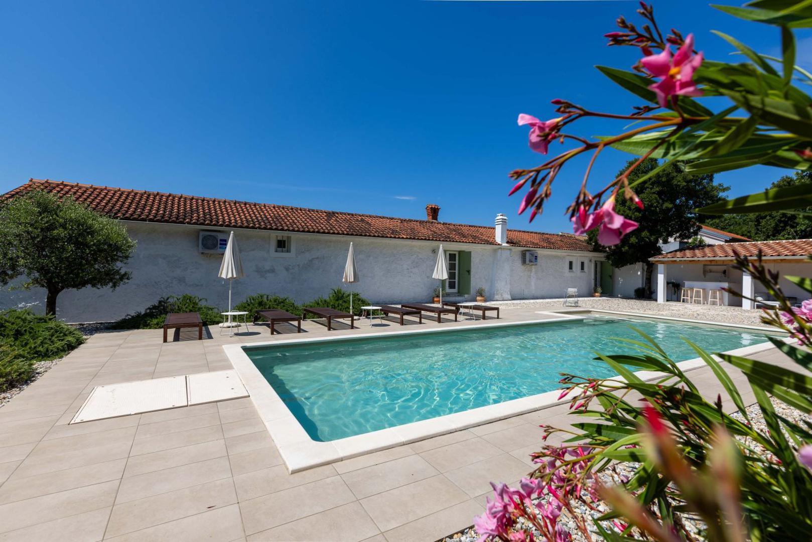 Cijena ovog, kako navode, kamenog dvorca je 1.590.000 eura