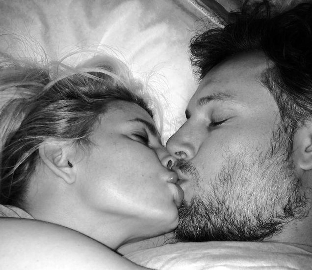 Слизал с любимой. Поцелуй перед сном. Нежный поцелуй. Поцелуй в постели. Поцелуй фото красивые.