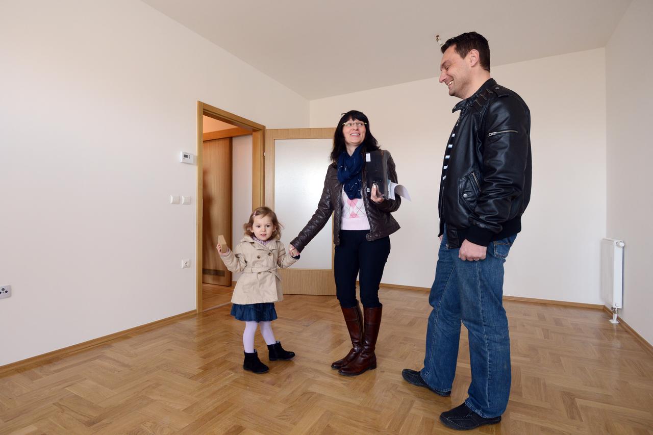 04.03.2015. Ulica grada Koblenza, Varazdin, Gradonacelnik Goran Habus podijelio je kljuceve prvim najmoprimcima stanova u objektu B1. Obitelj Heric Photo: 