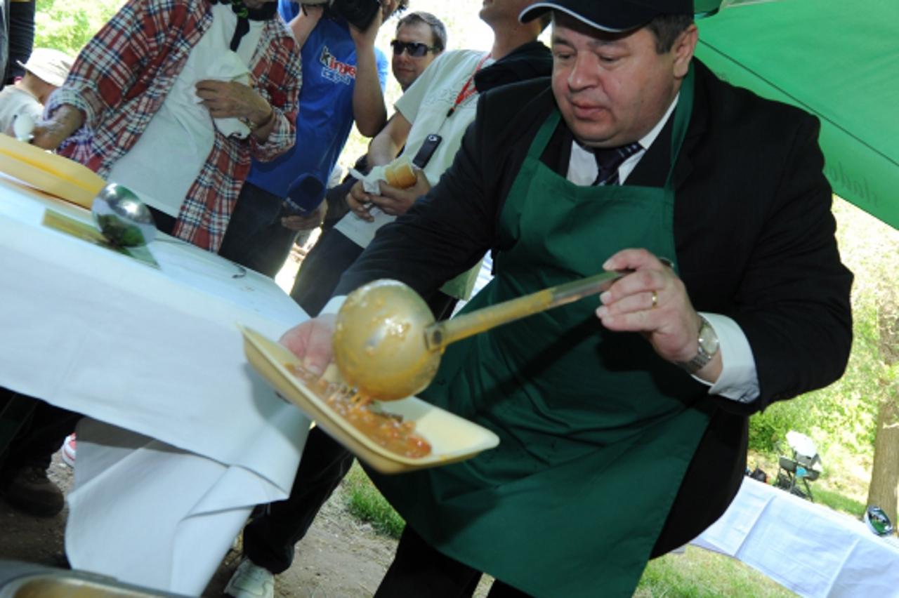 '01.05.2010., Krka - Na slapovima Krke tradicionalno se docekuje 1. svibnja kada lokalni politicari dijele porcije graha velikom broju ljudi. Prvi puta u povijesti proslave ulaz u nacionalni park je b