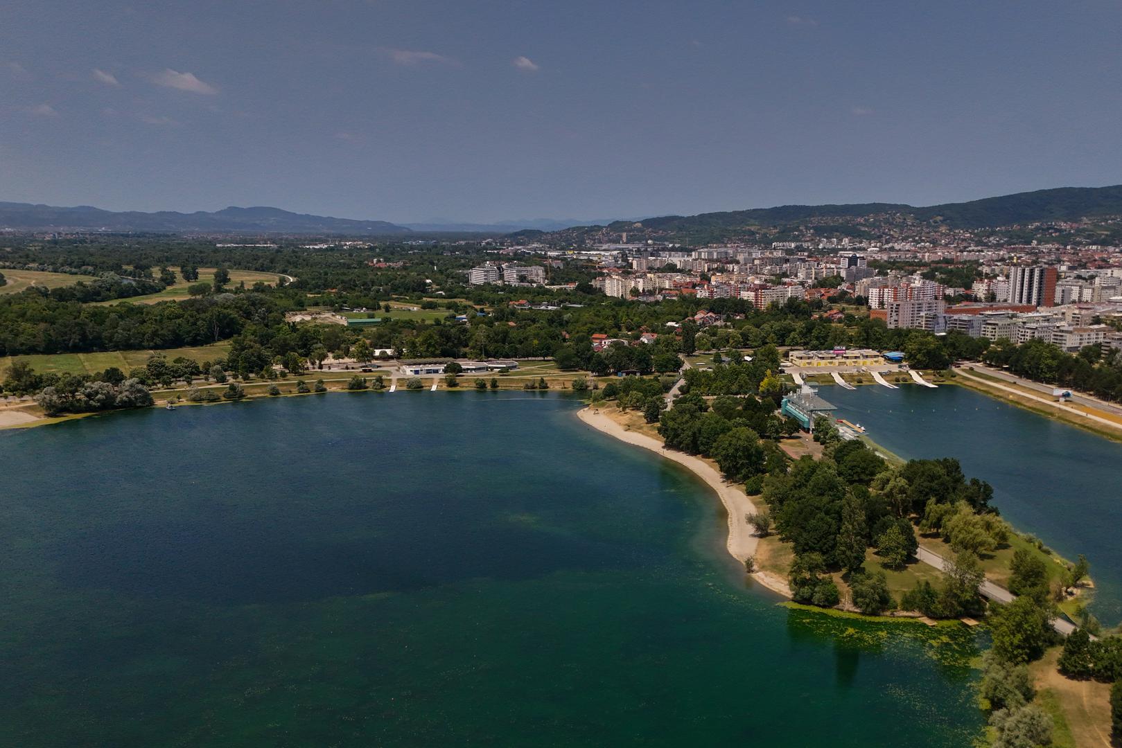 Geološki gledano, jezero Jarun napaja se podzemnim vodama koje prolaze kroz šljunčane slojeve. Ono što mnogi zaboravljaju jest da se današnje jezero nalazi na području na kojem se nekada iskapao šljunak. 