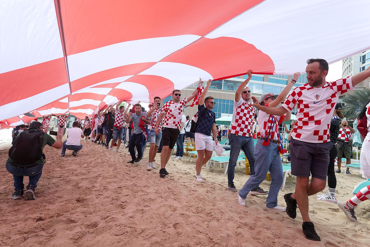 KATAR 2022 Hrvatski navijači po zadnji put razvukli najveću zastavu ispred hotela Vatrenih