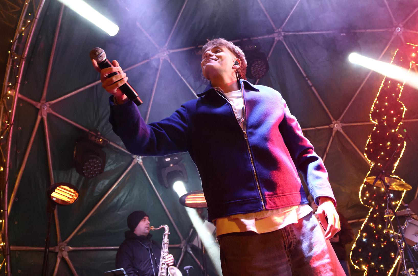 Prva od njih, "Polje ruža", već je pronašla put do srca slušatelja i odmah zauzela broj 1 svih radijskih top ljestvica, a uskoro stižu nova glazbena iznenađenja koja će zaokružiti ovaj veliki koncertni spektakl, kao i čitavu nadolazeću turneju "Ja za čuda letim".