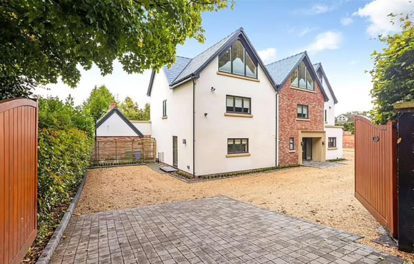 Luke Littler, 18-godišnja britanska pikado senzacija i dvostruki svjetski prvak, oduševio je javnost ne samo sportskim uspjesima već i gestom prema svojoj obitelji. 