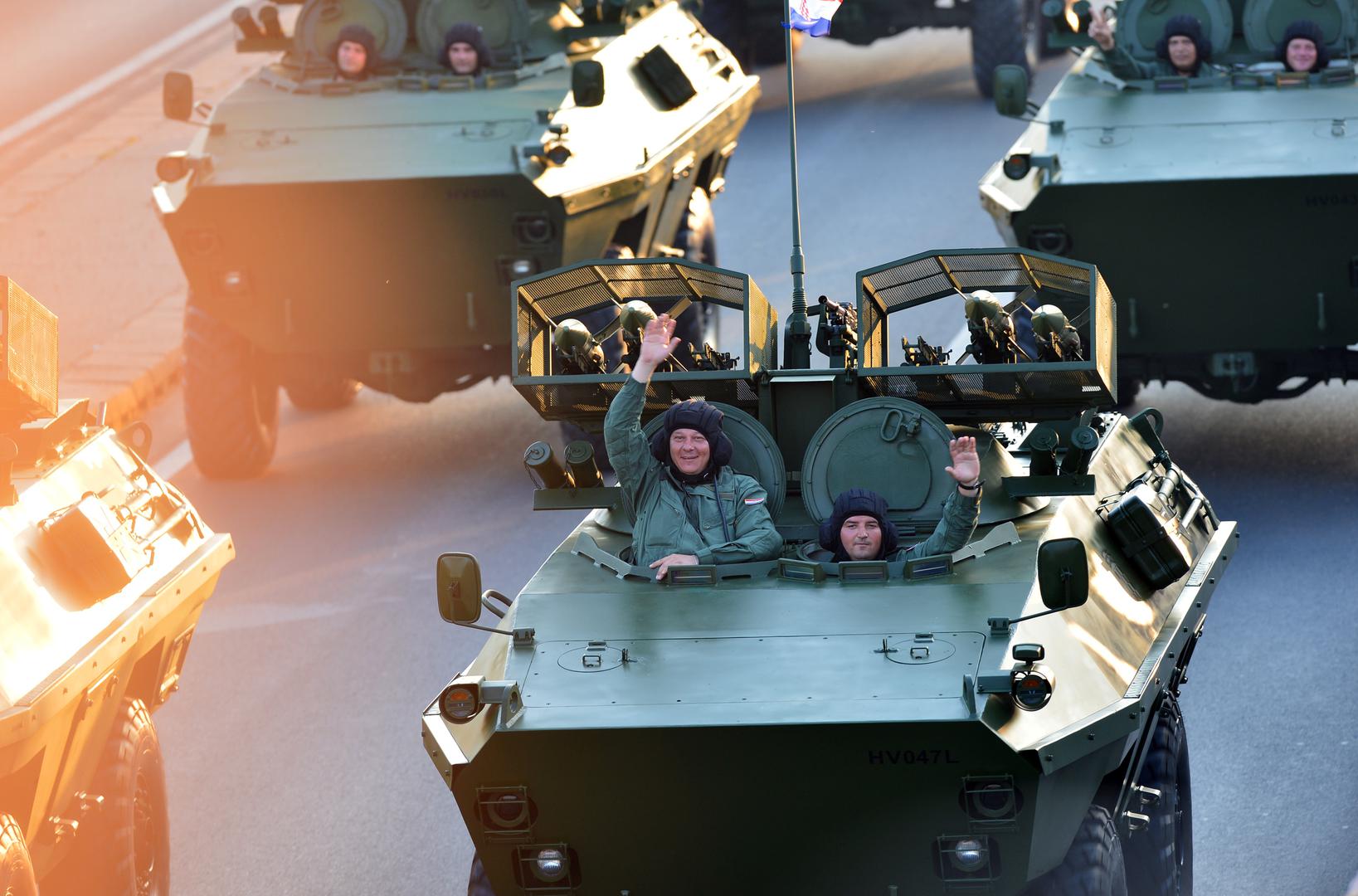 Posebno emotivan trenutak predstavljao je prolazak 204. Vukovarske brigade, koji su građani popratili dugotrajnim pljeskom i ovacijama. Na kraju mimohoda išli su tenkovi i haubice.