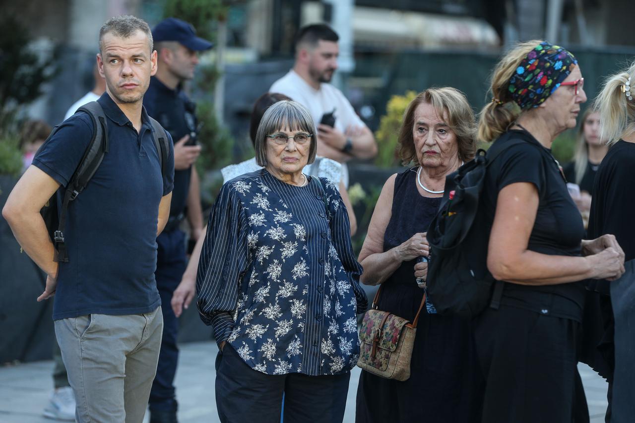 Žene u crnom na Trgu republike u Beogradu odale počast žrtvama genocida u Srebrenici
