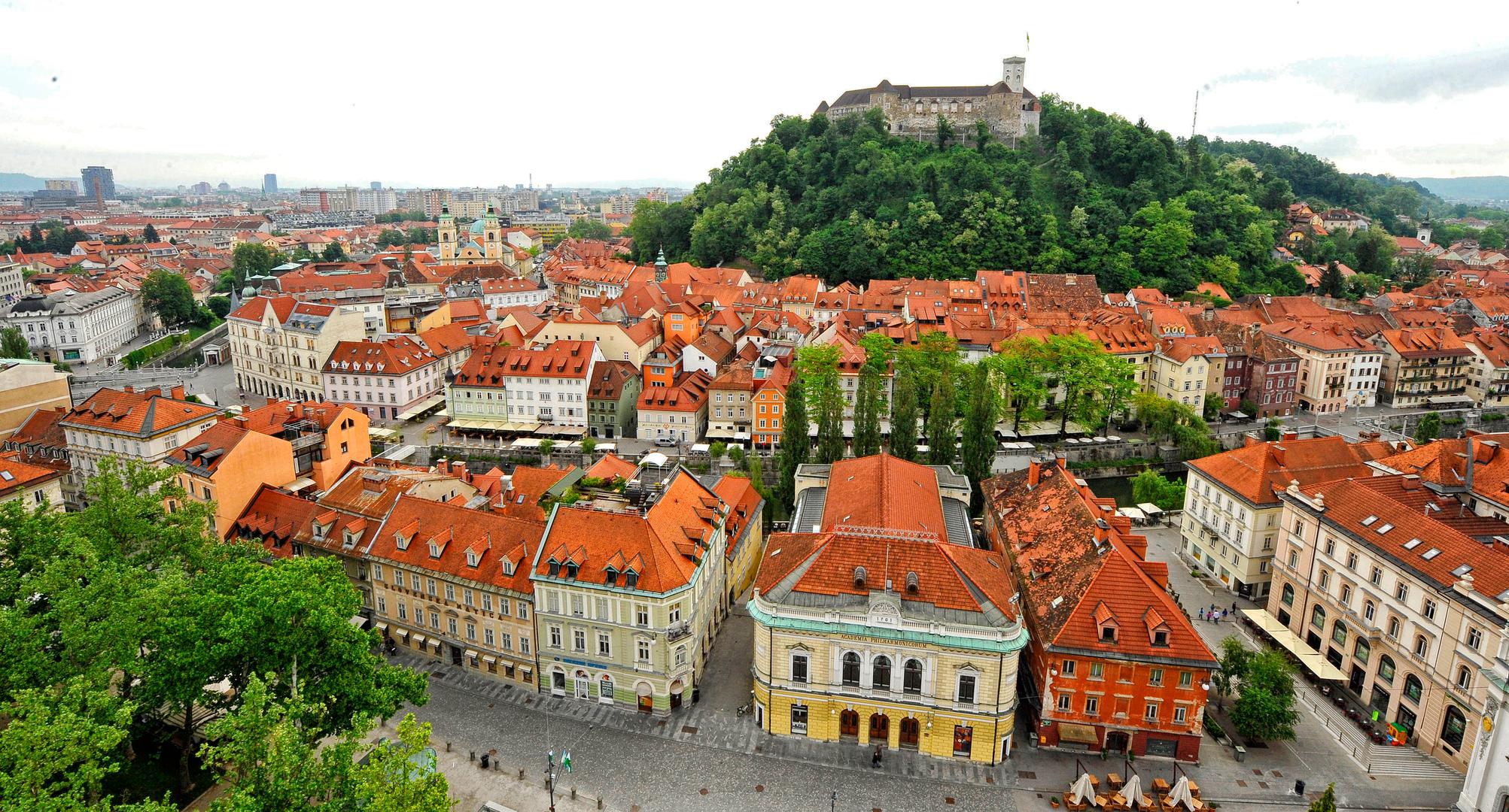 U neposrednoj blizini nalazi se Ljubljana, slovenska prijestolnica koja osvaja svojom čistoćom, zelenilom i opuštenom atmosferom uz rijeku Ljubljanicu. Mnogi je uspoređuju sa skandinavskim gradovima, ali uz znatno pristupačnije cijene