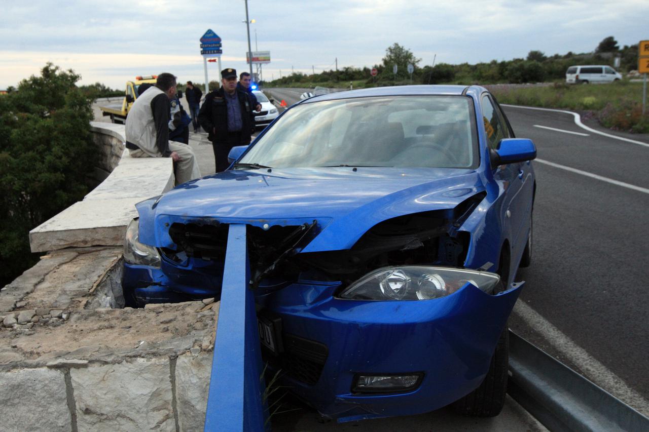 27.04.2014., Sibenik - Osobni automobil zbog neprilagodjene brzine udario u ogradu sibenskog mosta