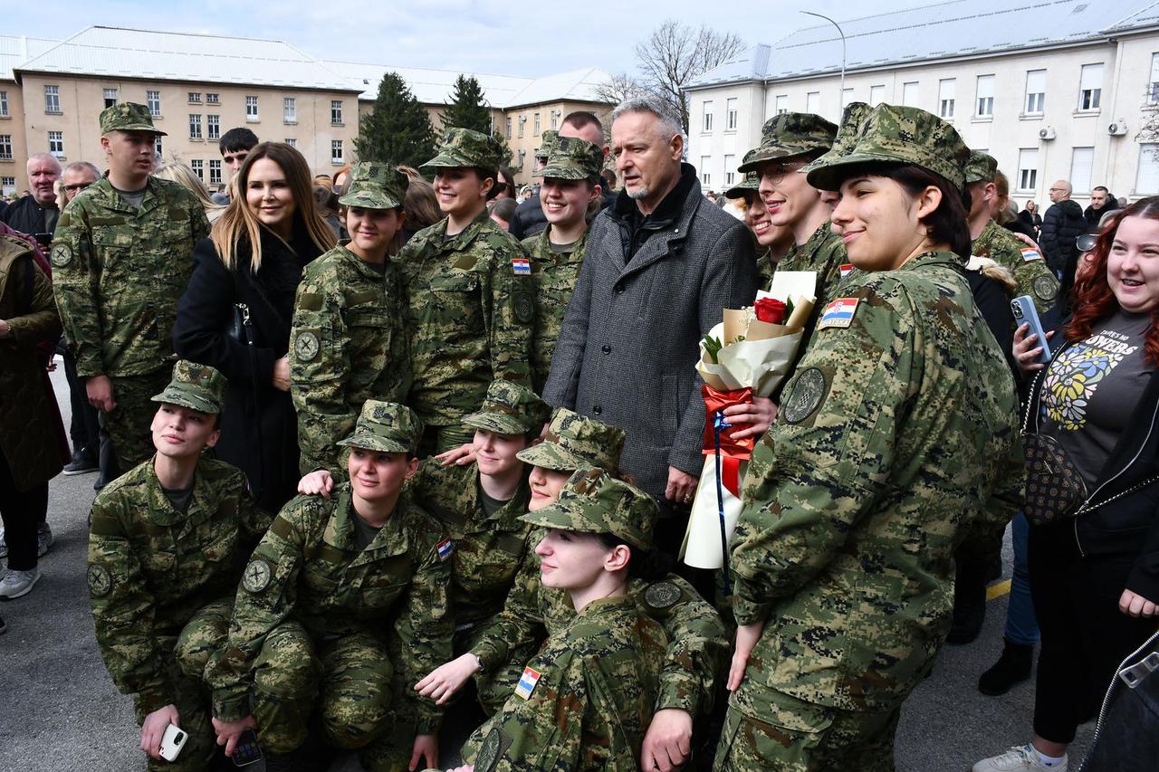 Na svečanoj prisegi ročnika u Požegi pozornost je privukla Diva Perković, kći pjevača Marka Perkovića Thompsona
