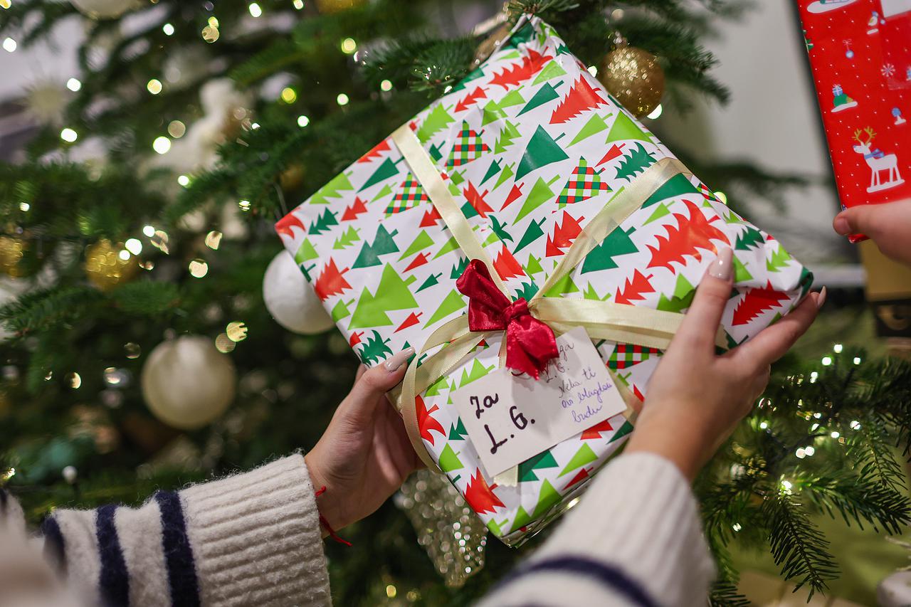 Zagreb: U sklopu projekta Mali paket velikog srca, štićenici Dječjeg doma dobili su božićne poklone