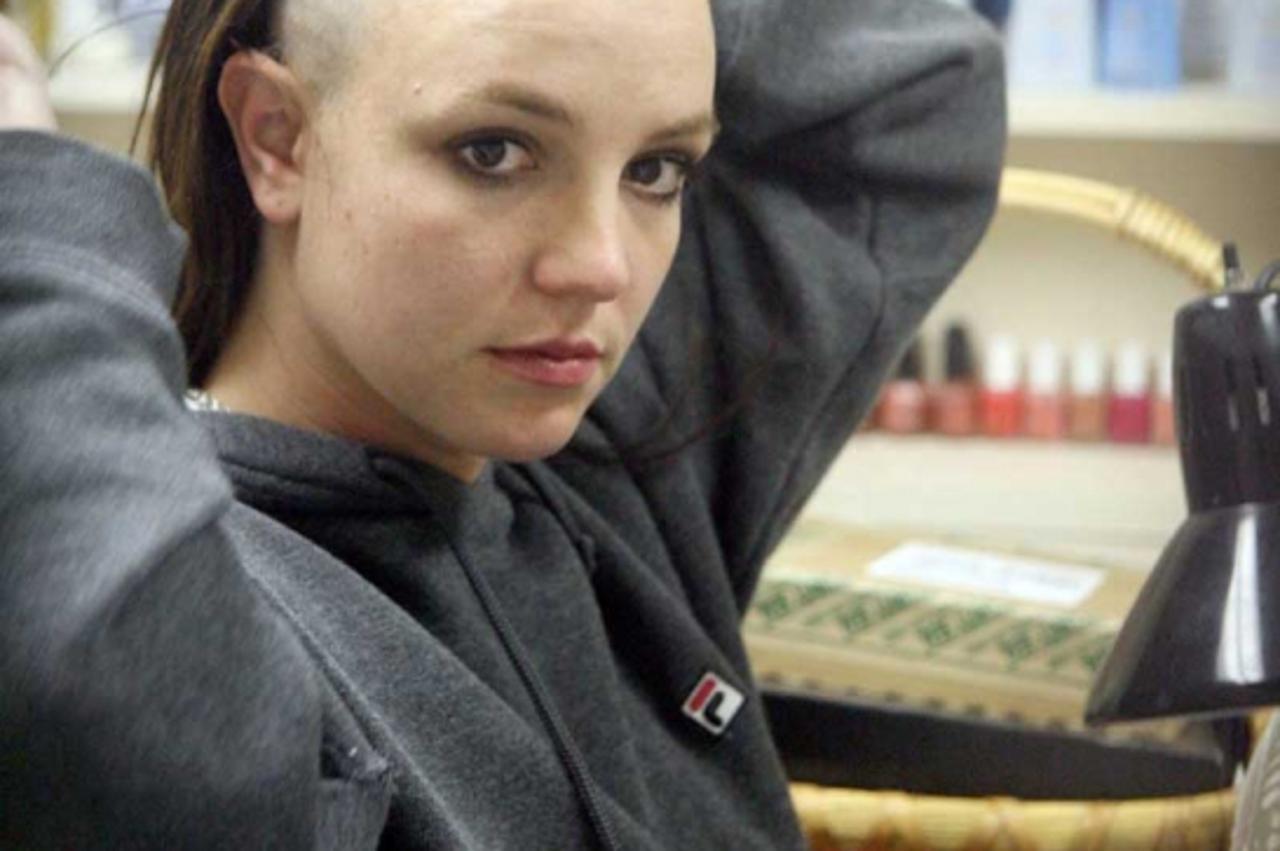 'britney spears ... celava ... obrijala glavu ... shaved her head'