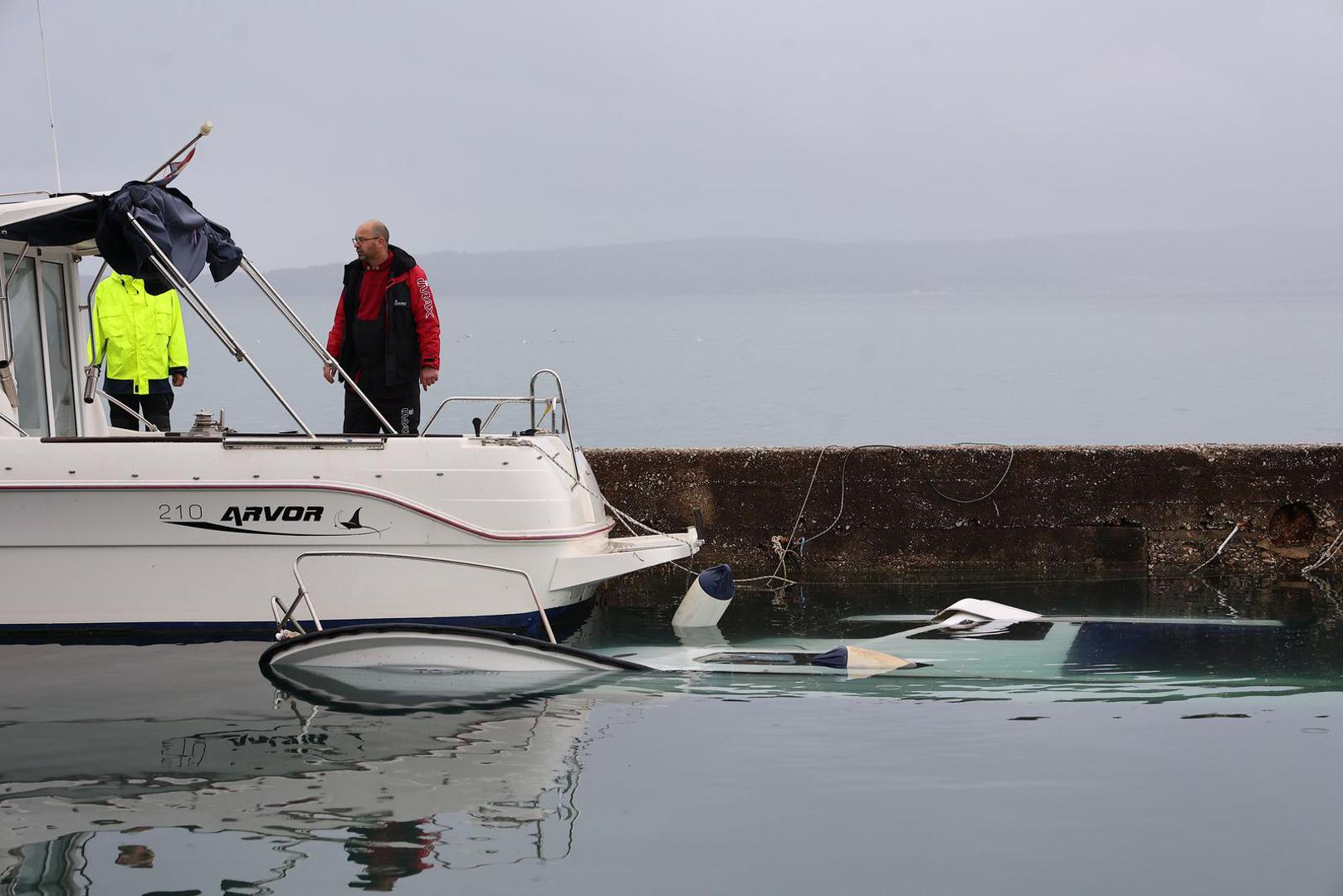 U Pomorsko meteorološkom centru Splitu rekli su da je plima izazvala plavljenje riva u više dalmatinskih mjesta, ali voda se brzo povukla, osim u Kaštelima, gdje su objekti ostali poplavljeni.