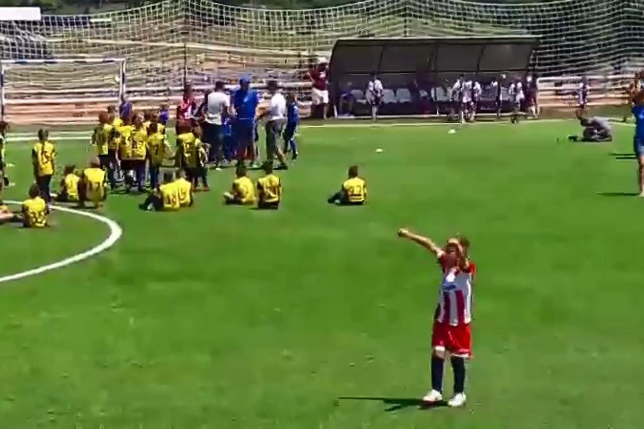 Mališan u dresu Crvene zvezde