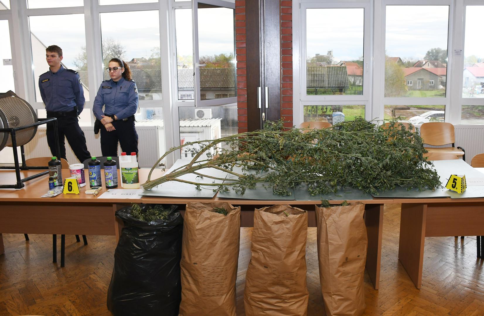 03.11.2023., Petrinja - Na izvanredoj konferenciji za medije Igor Pasanec, voditelj sluzbe kriminalisticke policije i Robert Ramuscak govorili su o akciji u kojoj su policijski sluzbenici Policijske postaje Petrinja dovrsili visemjesecno kriminalisticčko istrazivanje iz domene kriminaliteta droga kojom prilikom je pronadjena i oduzeta veca kolicina droge, kao i oprema koristena za proizvodnju. Photo: Nikola Cutuk/PIXSELL