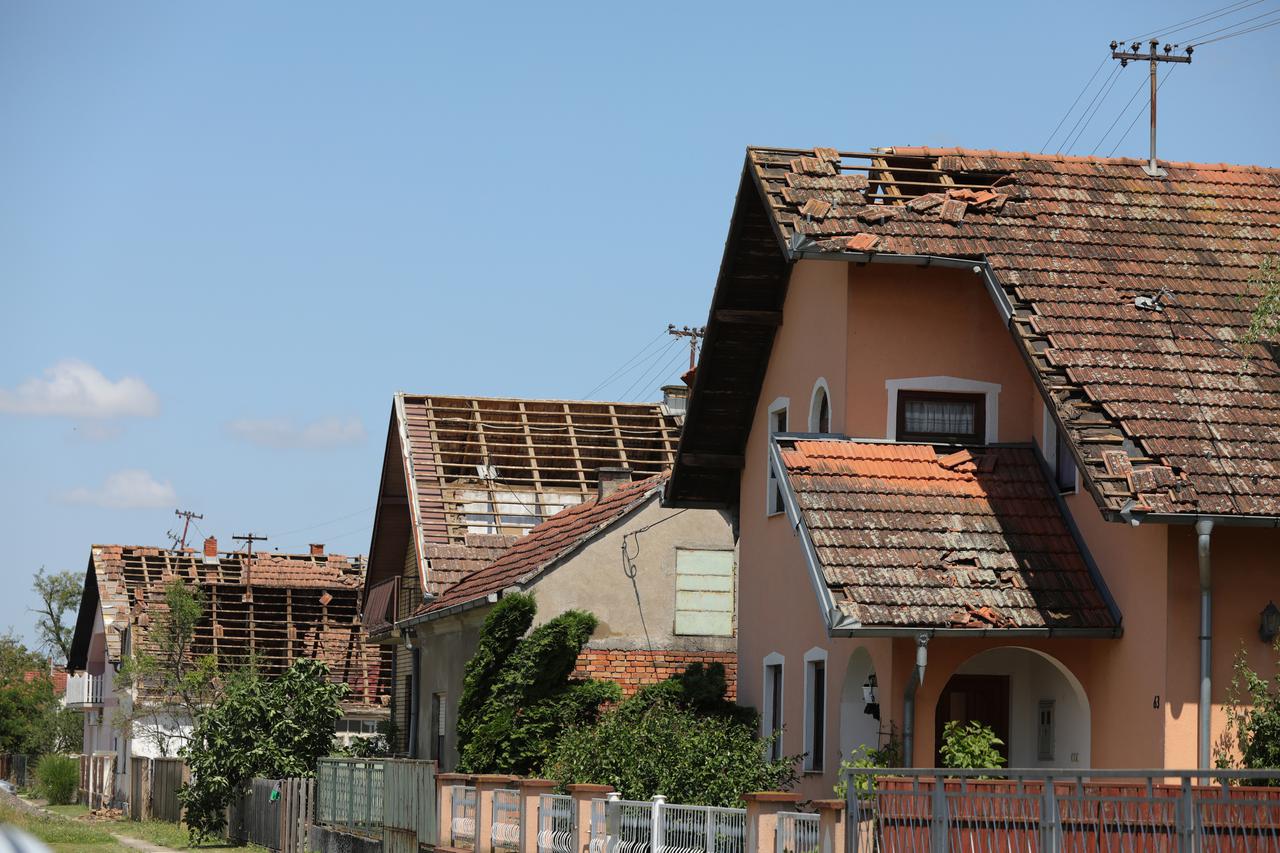 Stanovnici Gradišta, Andrijaševaca i Cerne saniraju štetu od jučerašnjeg nevremena